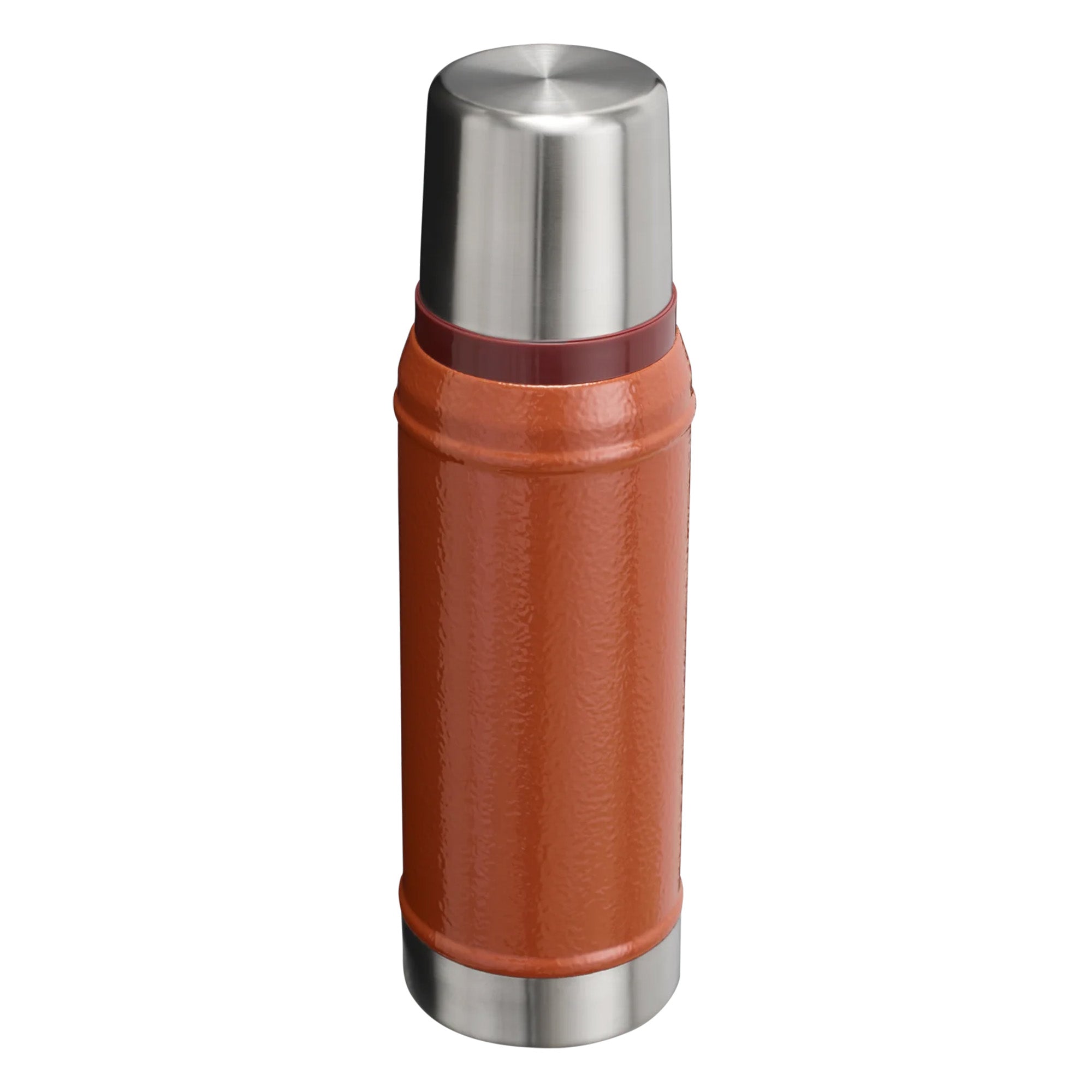 Stanley Legendary Classic 0.75L insulated water bottle with stainless steel construction and screw cap, designed for thermal insulation.