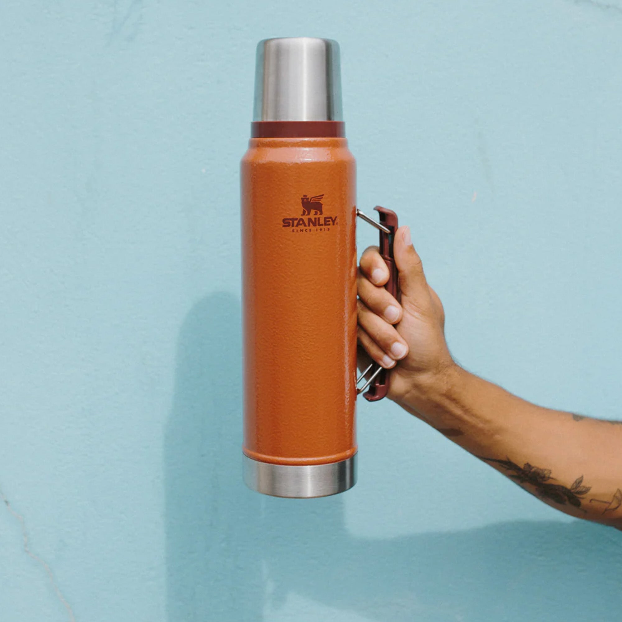 Stanley Legendary Classic 1.0L water bottle with stainless steel body and screw-on lid, ideal for outdoor and everyday use.