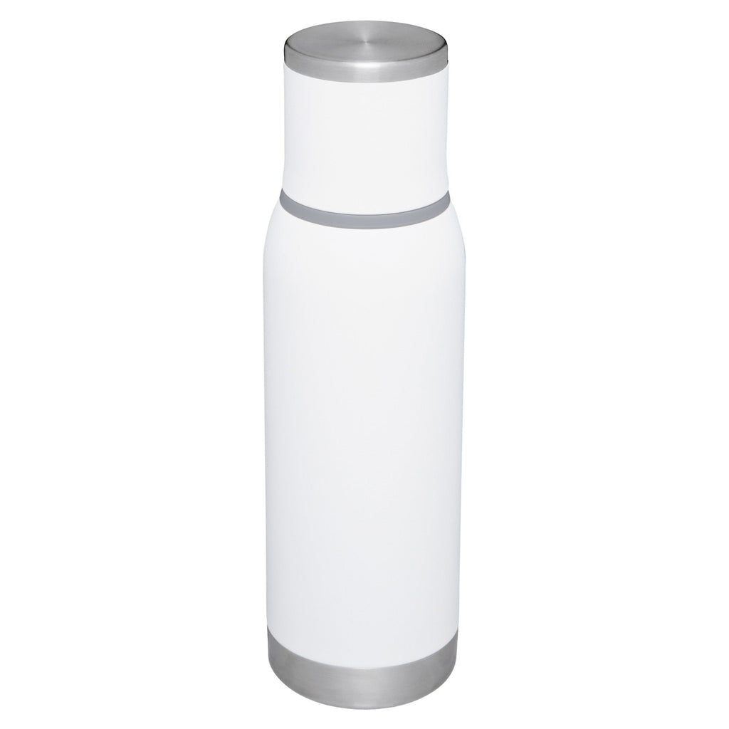 Stanley Adventure To Go 0.75L water bottle with black lid and sleek stainless steel body, ideal for outdoor hydration.