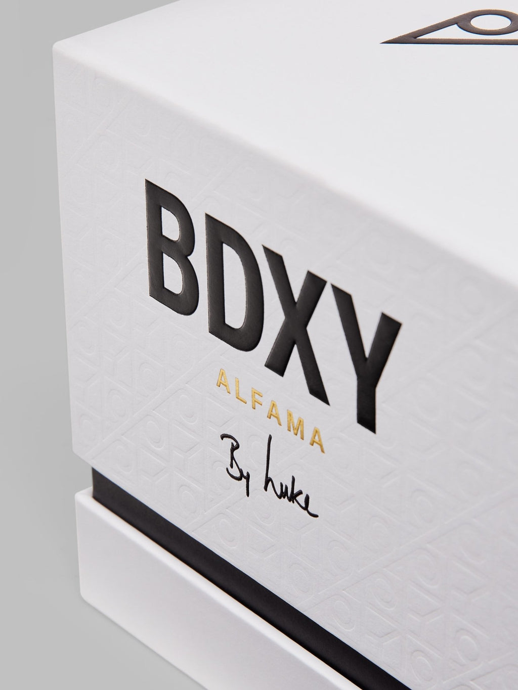 BDXY Studios Alfama scented candle with a glass jar and floral design, perfect for creating a cozy ambiance.