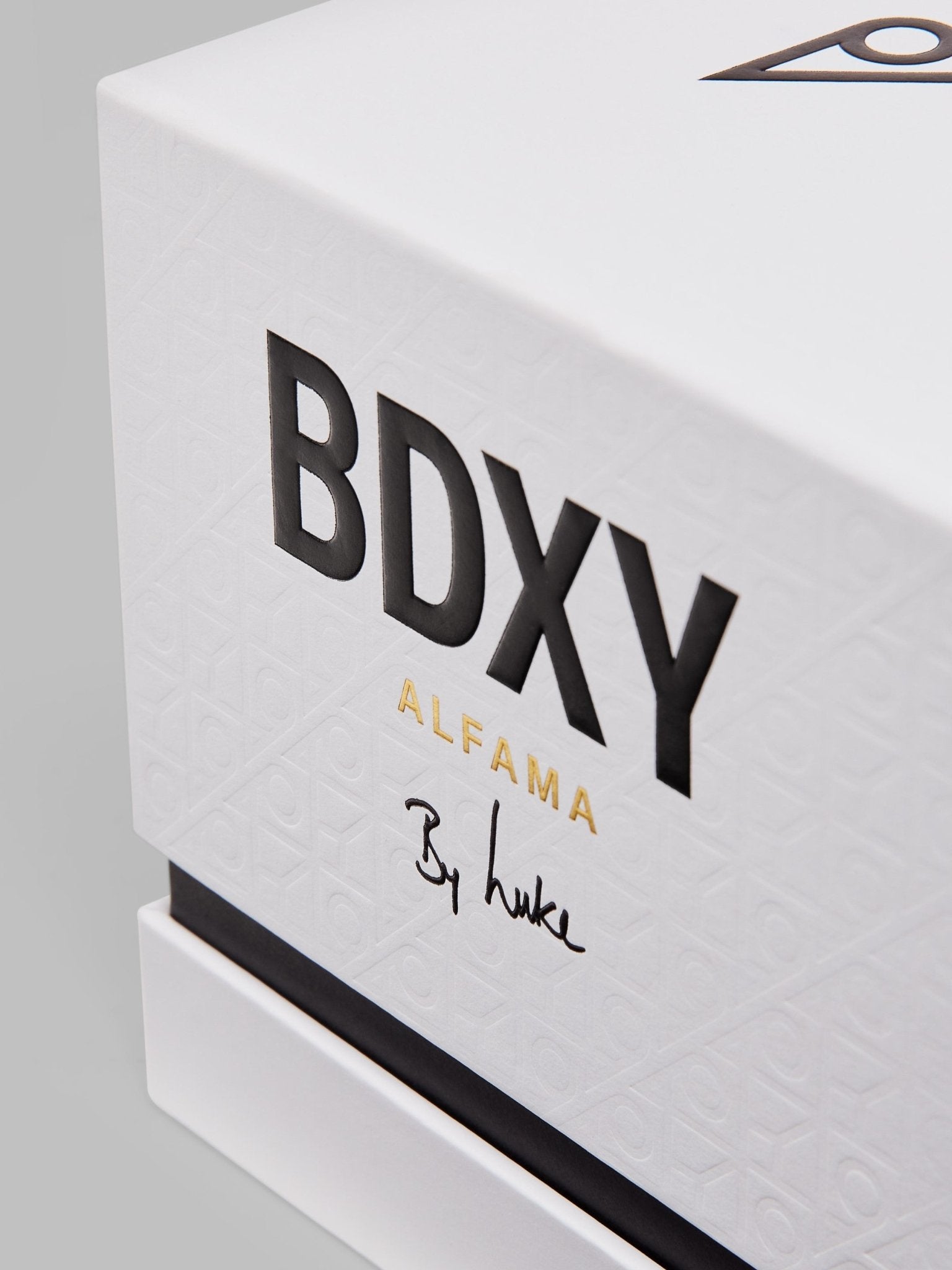 BDXY Studios Alfama scented candle with a glass jar and floral design, perfect for creating a cozy ambiance.