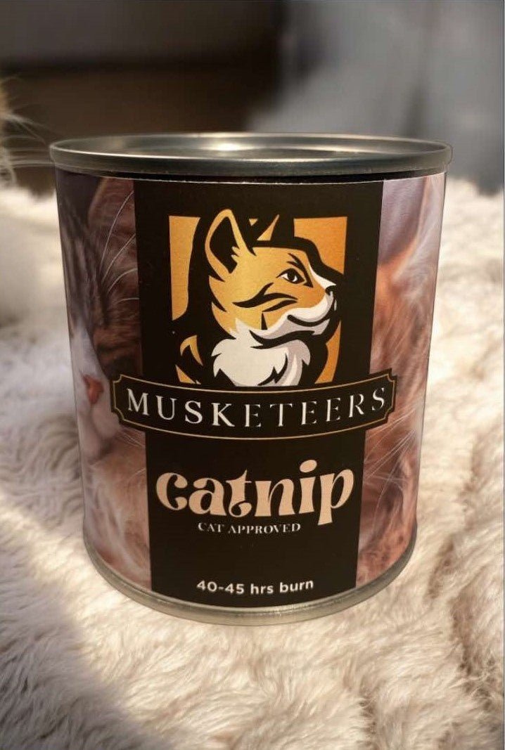 Natural catnip candle for cats by Musketeers, featuring pure catnip essential oil, designed to be calming and soothing.
