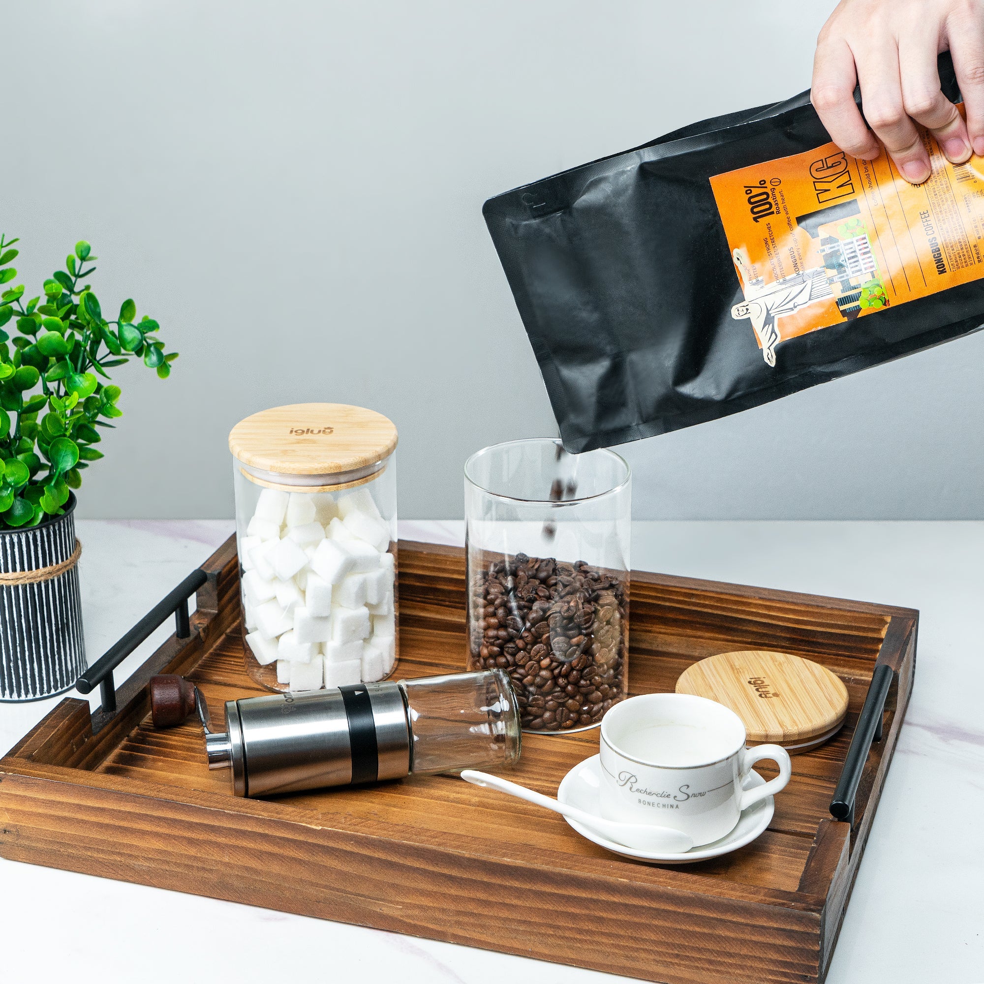 Set of three Igluu Meal Prep glass food storage jars with bamboo lids, 900 ml capacity, ideal for pantry and fridge storage.