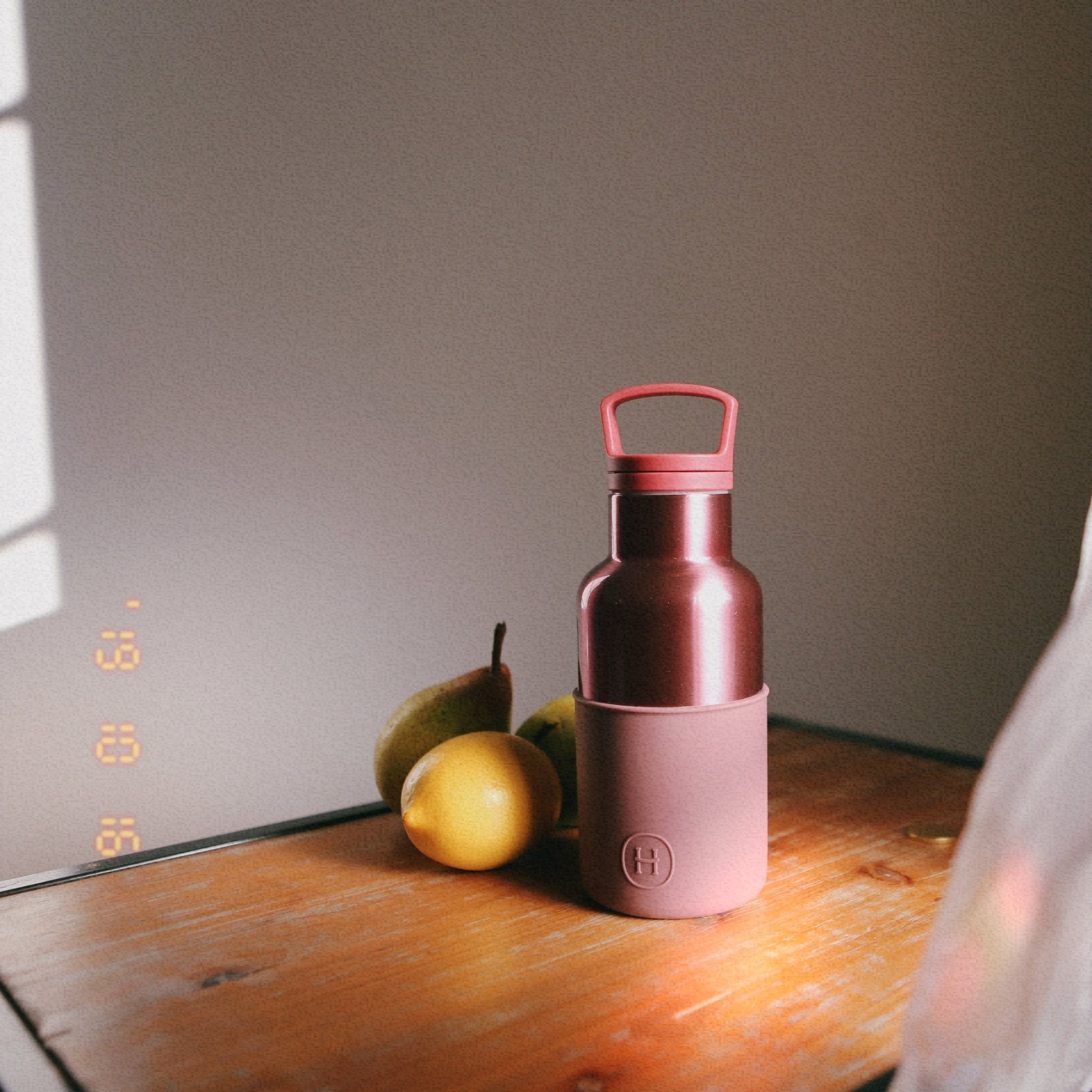 HYDY Rose Gold-Dusty Rose 12 oz bottle with a sleek design, showcasing the elegant rose gold and dusty rose color.