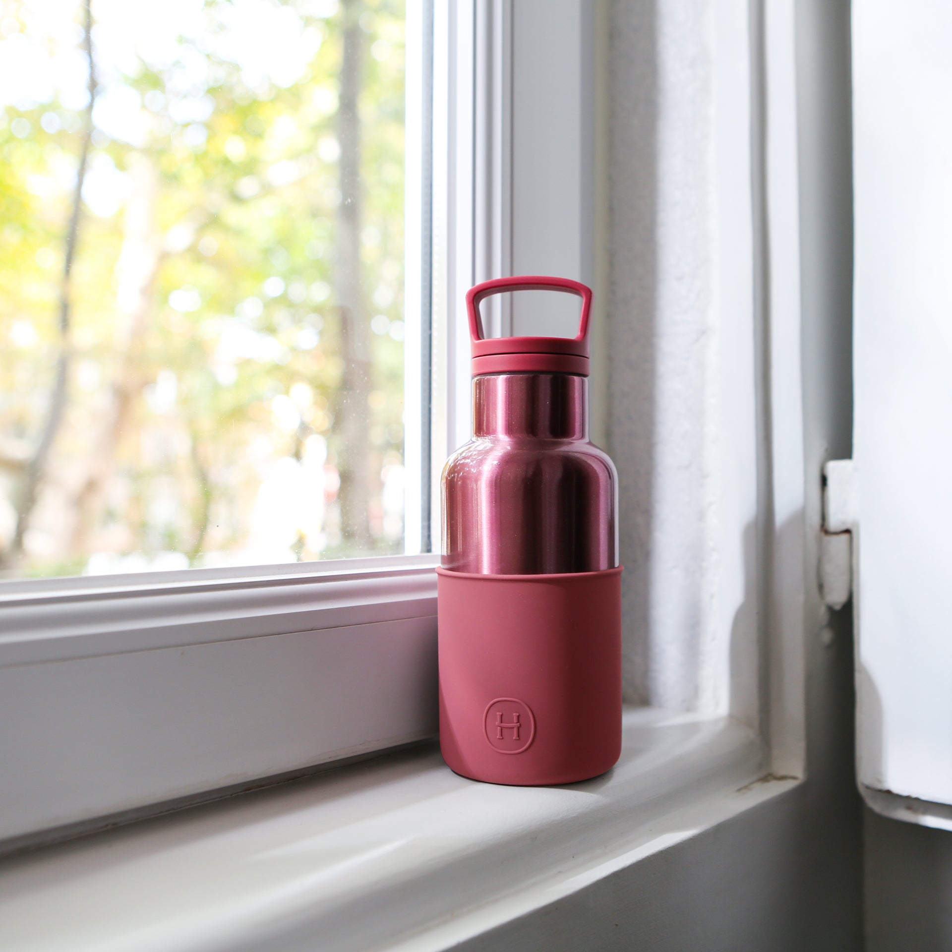 HYDY rose gold and wine red 12 oz bottle for sangria, showcasing its sleek design and vibrant colors.