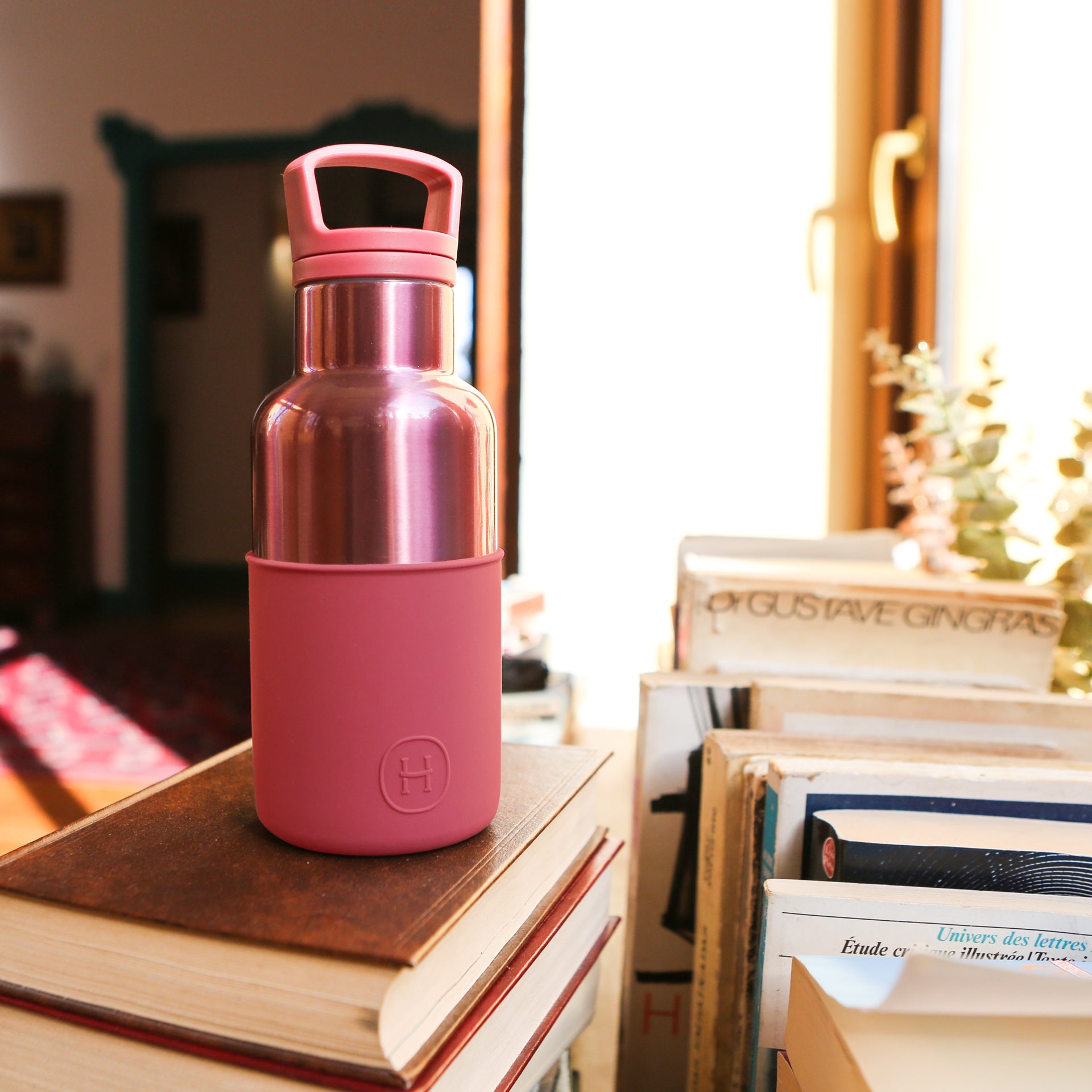 HYDY 12 oz rose gold and wine red bottle, stylish design, ideal for beverages or sangria, with a sleek and modern appearance.