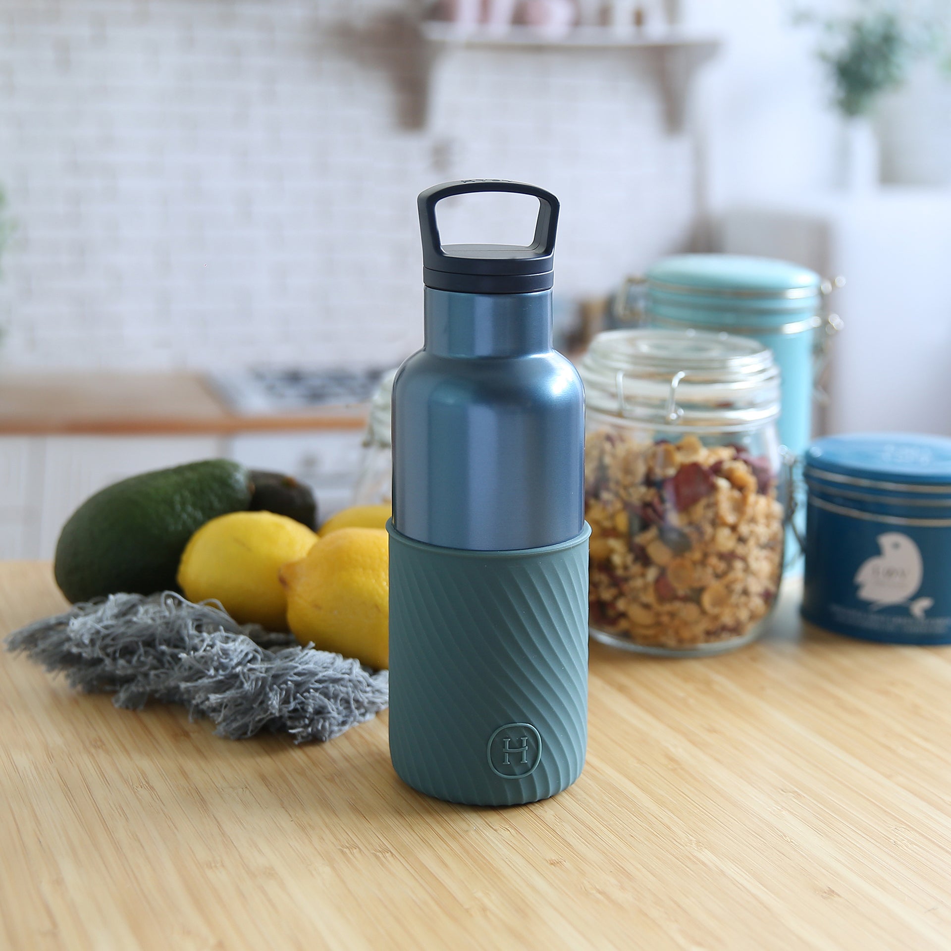 HYDY Sapphire-Adriatico 16 oz bottle with sleek design and clear blue glass, perfect for beverages or storing liquids.