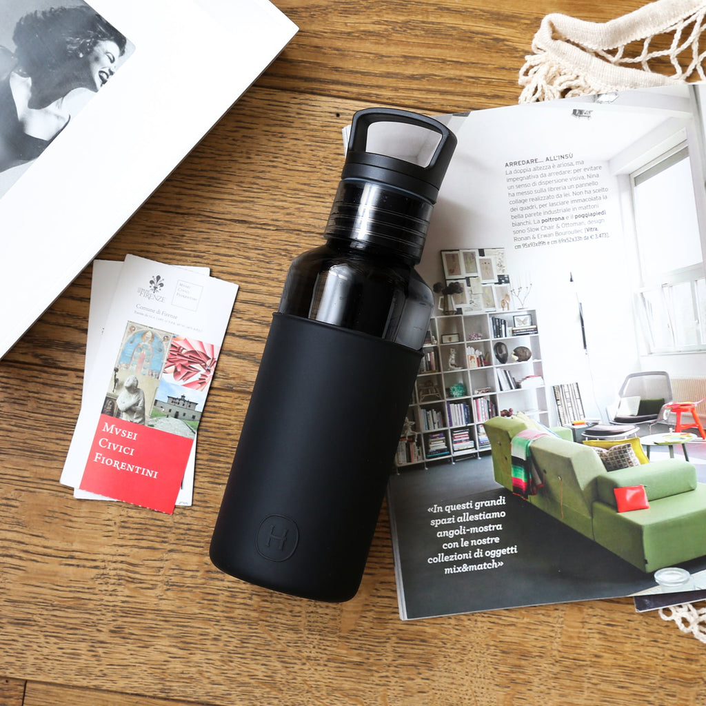 Hydy 20 oz charcoal-black reusable bottle with a sleek design, made of durable material, suitable for hot and cold beverages.