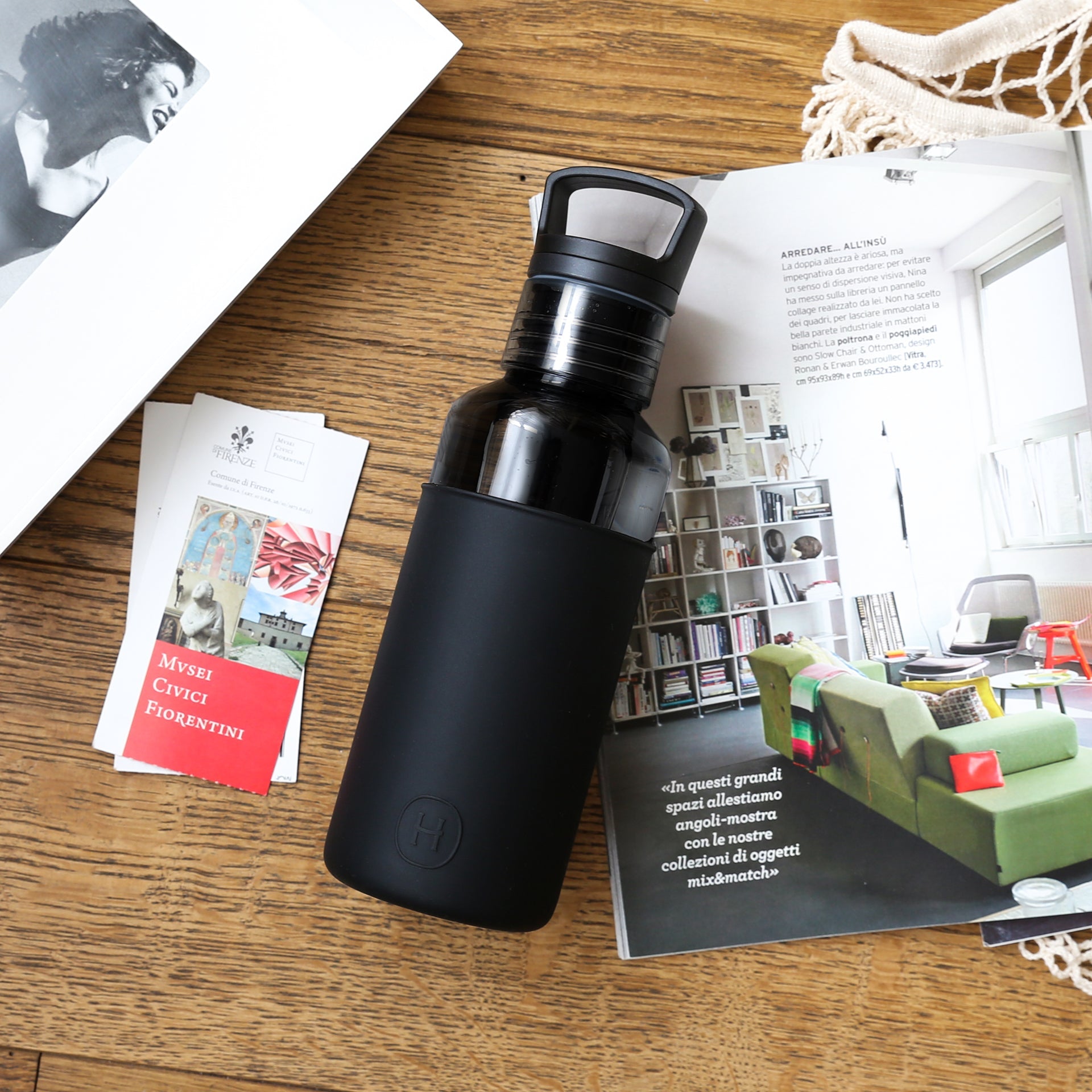 Hydy 20 oz charcoal-black reusable bottle with a sleek design, made of durable material, suitable for hot and cold beverages.