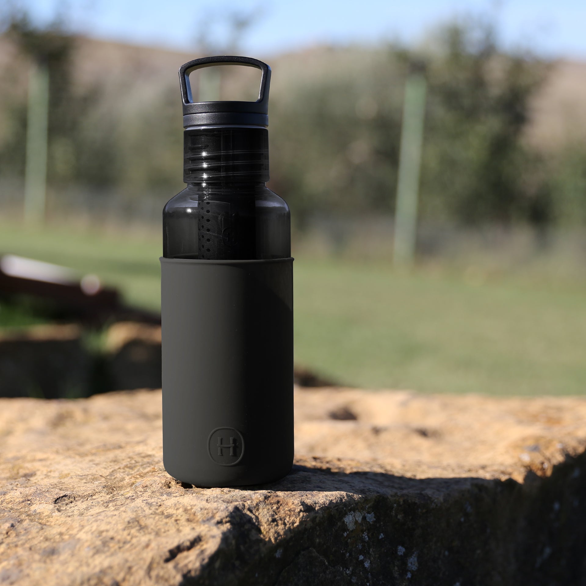 Hydy black 20 oz charcoal bottle with a sleek design, suitable for keeping beverages hot or cold.