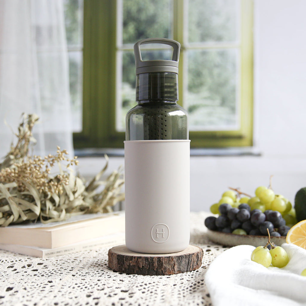 HYDY Forest Green Eucalyptus 20 oz glass bottle with eucalyptus leaf design and secure lid, ideal for beverages or decorative use.