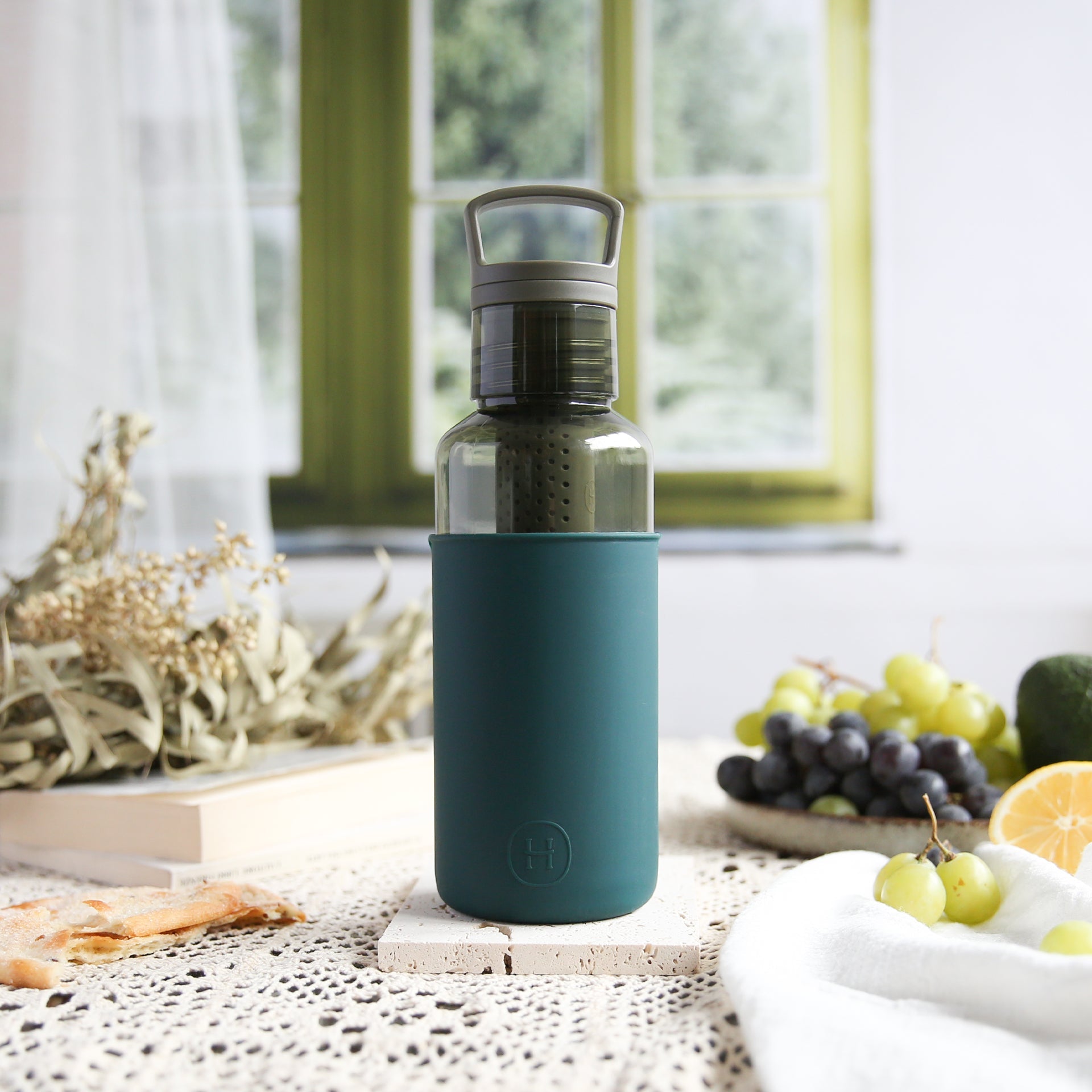 Hydy 20 oz forest green-peacock green reusable bottle with a sleek design and secure lid, perfect for hydration on the go.
