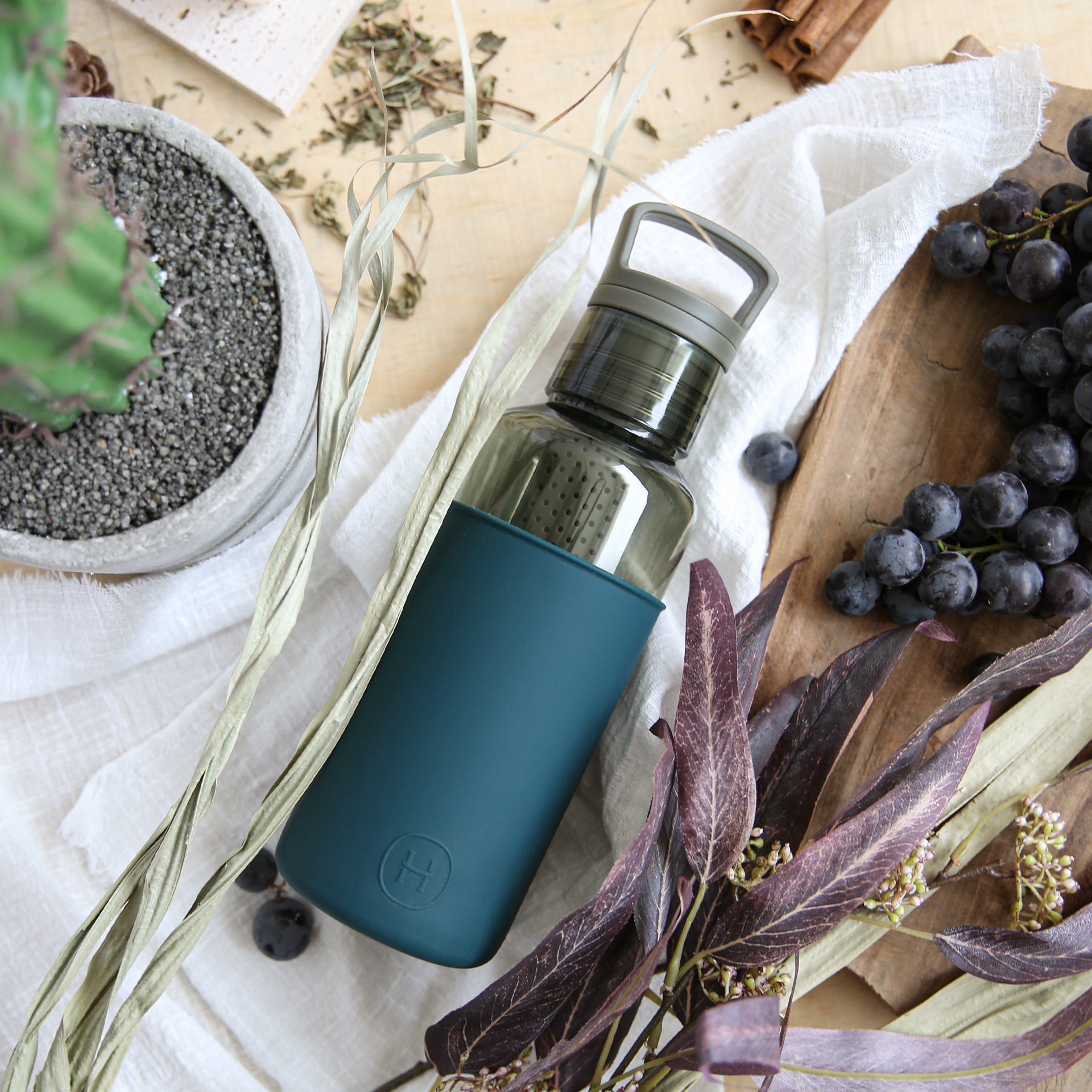 HYDY 20 oz forest green and peacock green reusable bottle, durable water container with vibrant color display.