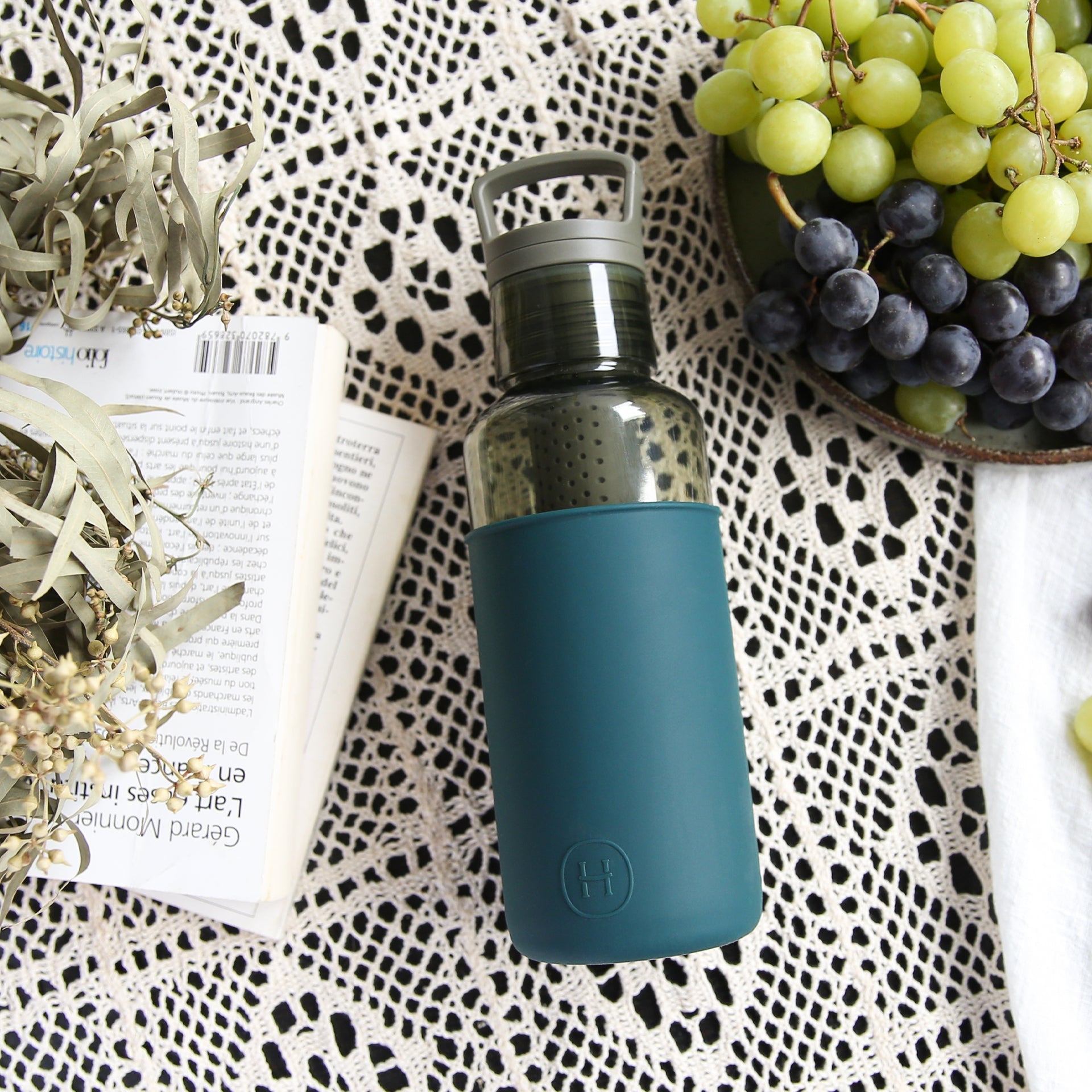 Hydy 20 oz forest green and peacock green reusable bottle showing a sleek, eco-friendly design with a secure lid.