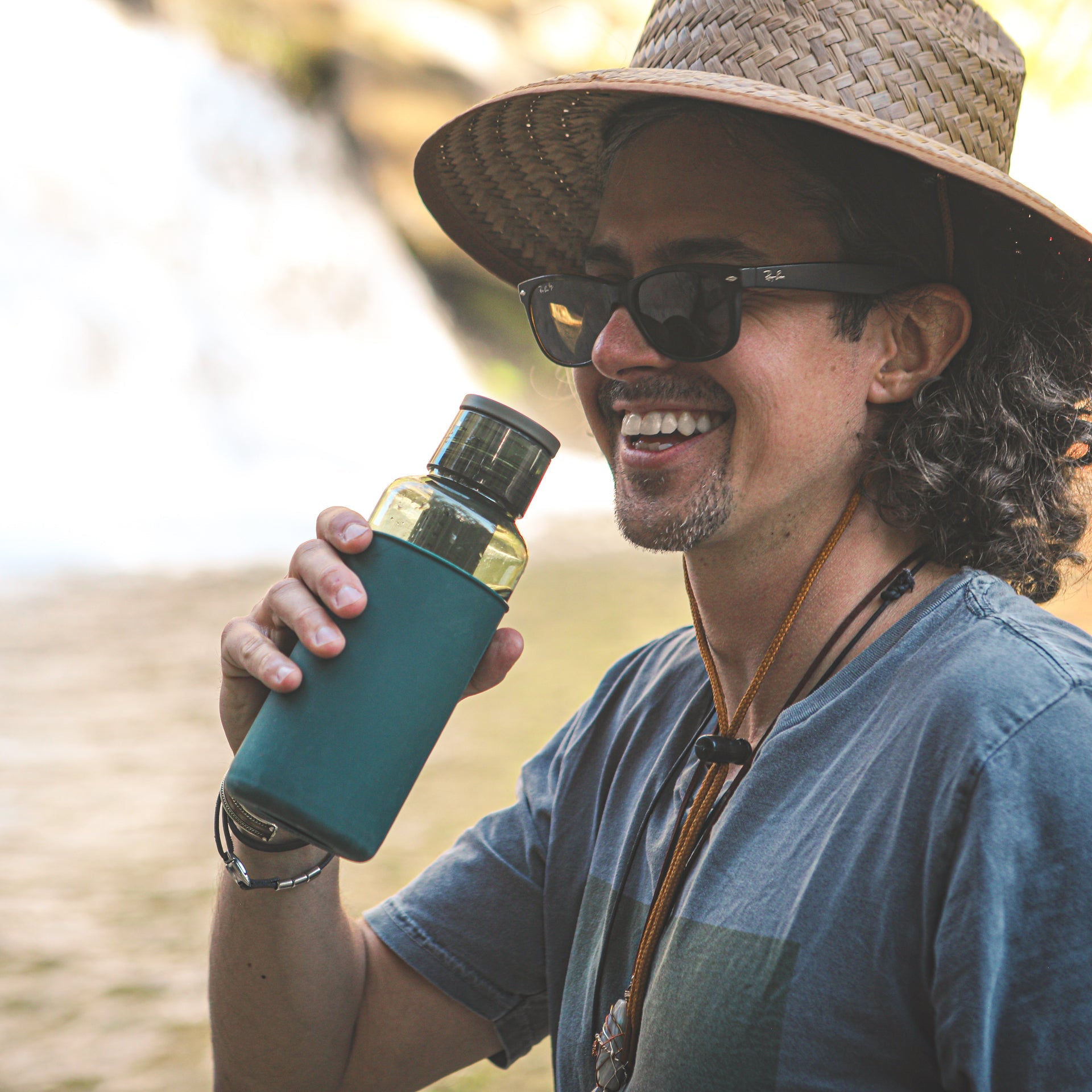Hydy 20 oz forest green and peacock green reusable bottle, eco-friendly water bottle with sleek design and durable construction.