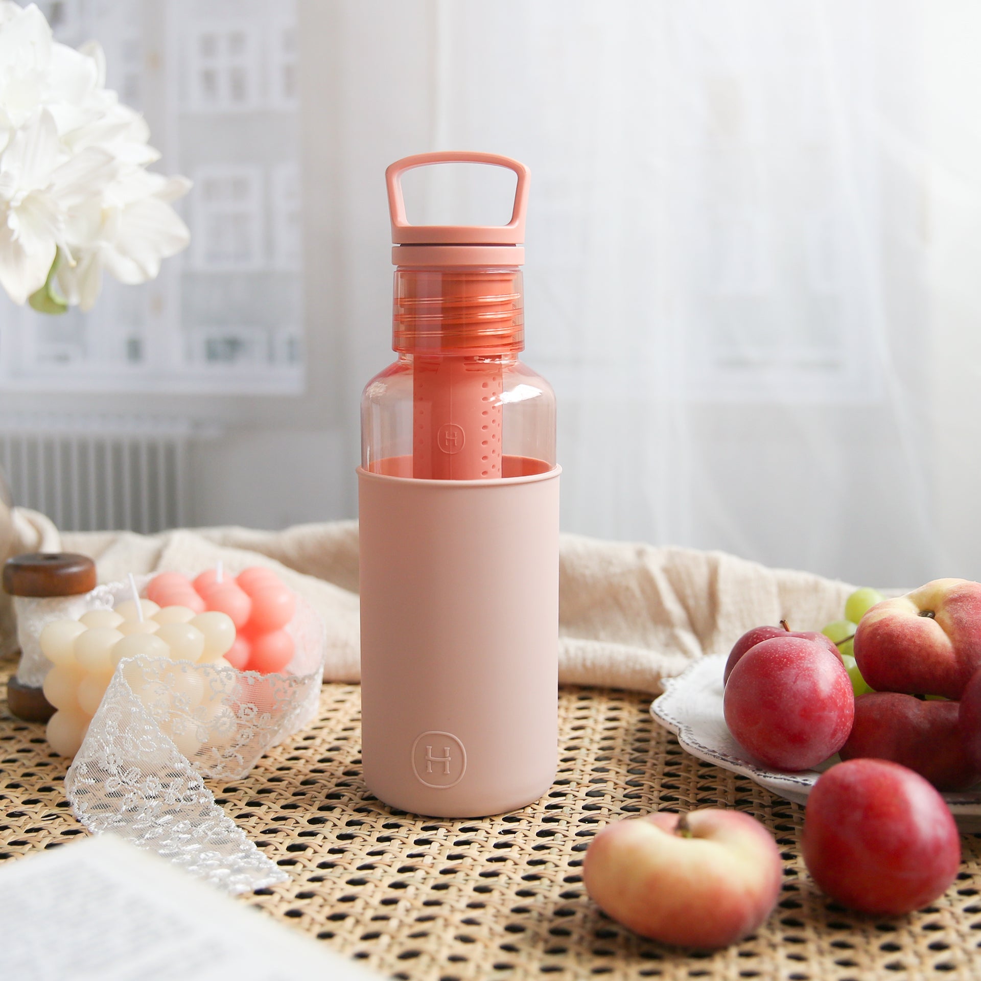 Peachy orange HYDY 20 oz latte bottle with a sleek design and clear branding, showcasing the stylish beverage container.
