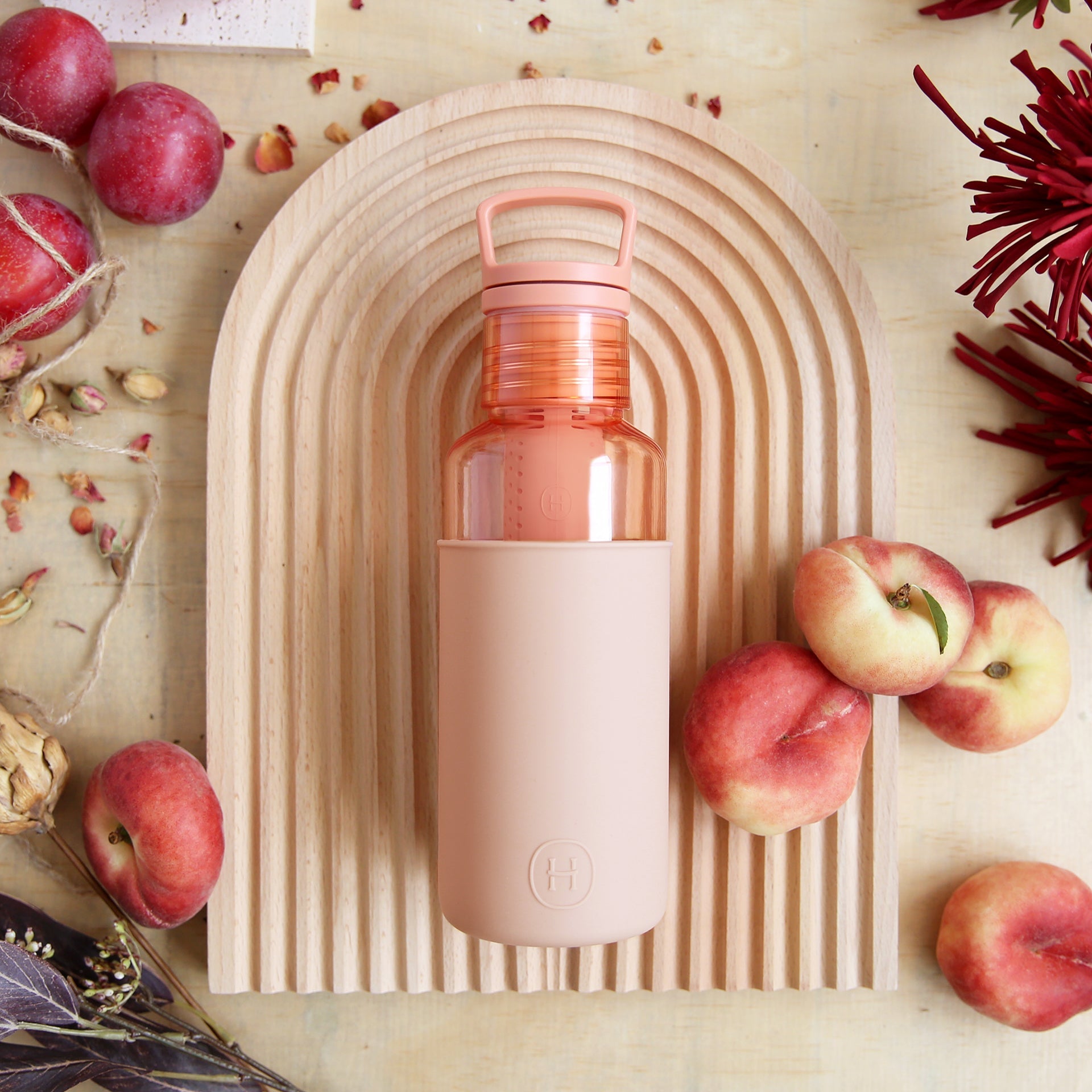 Peachy orange HYDY 20 oz latte bottle with a smooth, curved design and clear lid, ideal for beverages and on-the-go use.