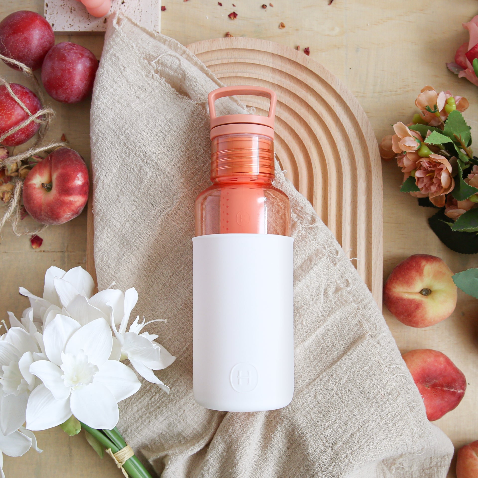 Hydy Peachy Orange and White 20 oz bottle with a sleek design and secure lid for beverages.