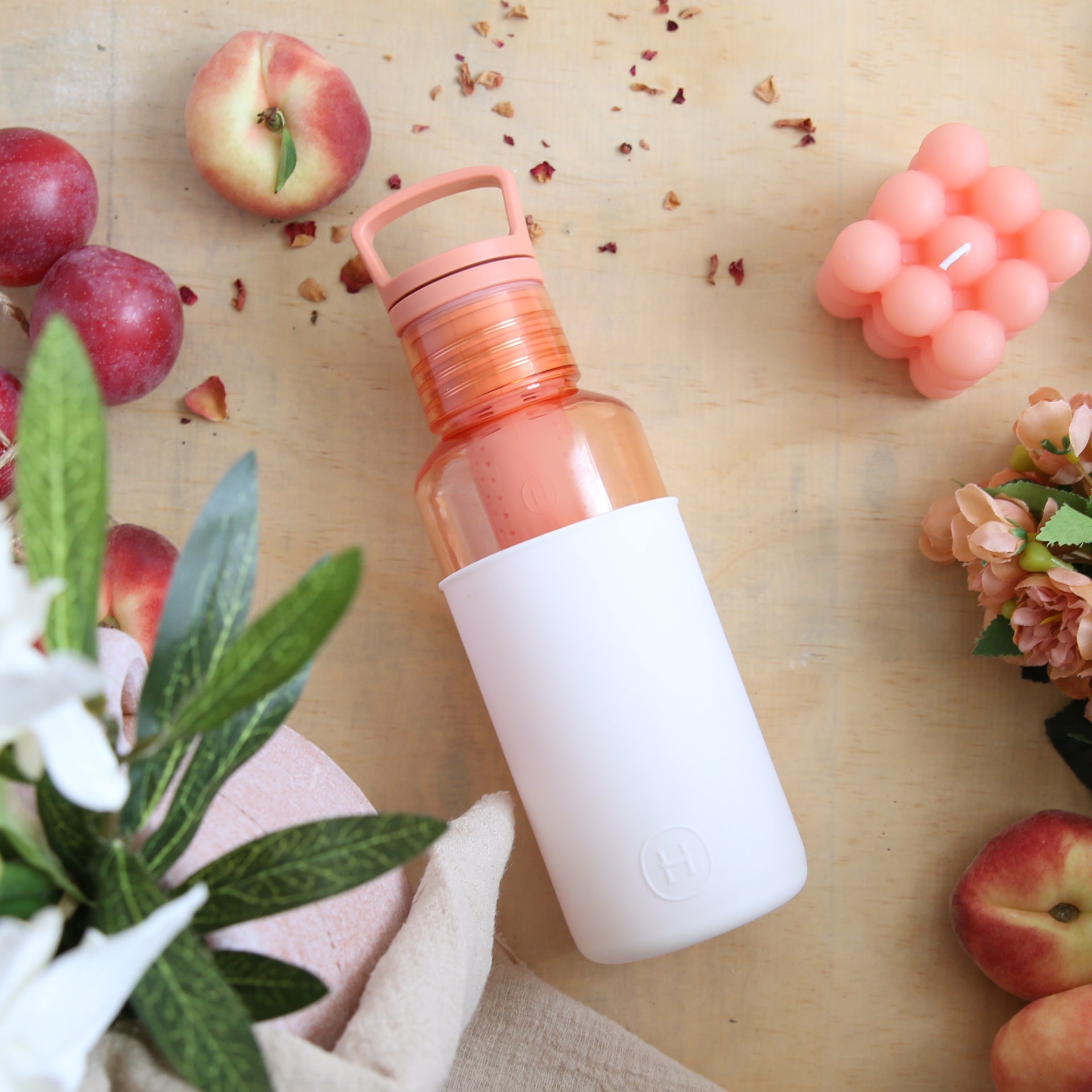 Hydy Peachy Orange and White 20 oz bottle with a sleek design and secure lid, perfect for on-the-go hydration.