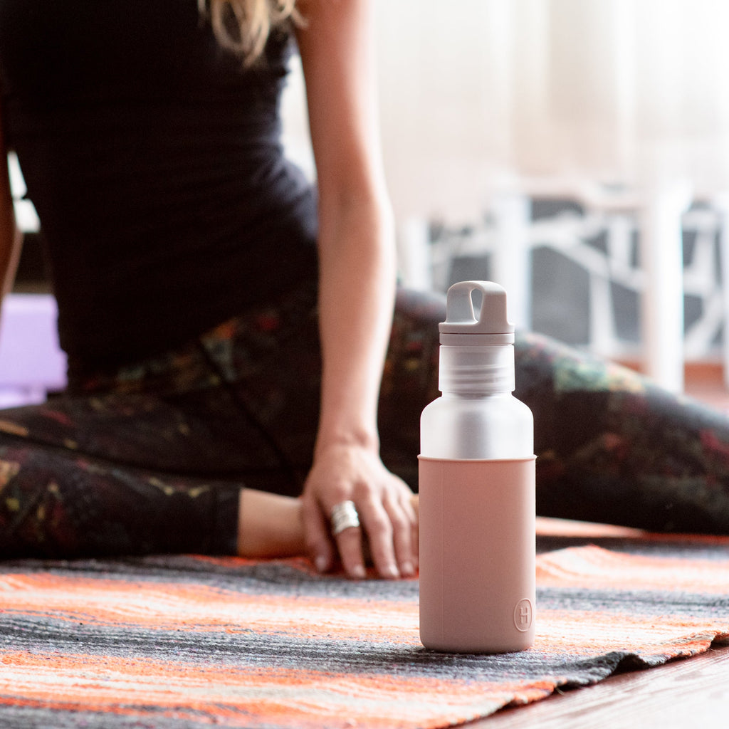 HYDY Misty-Latte 20 oz bottle with a sleek design, perfect for keeping beverages hot or cold.