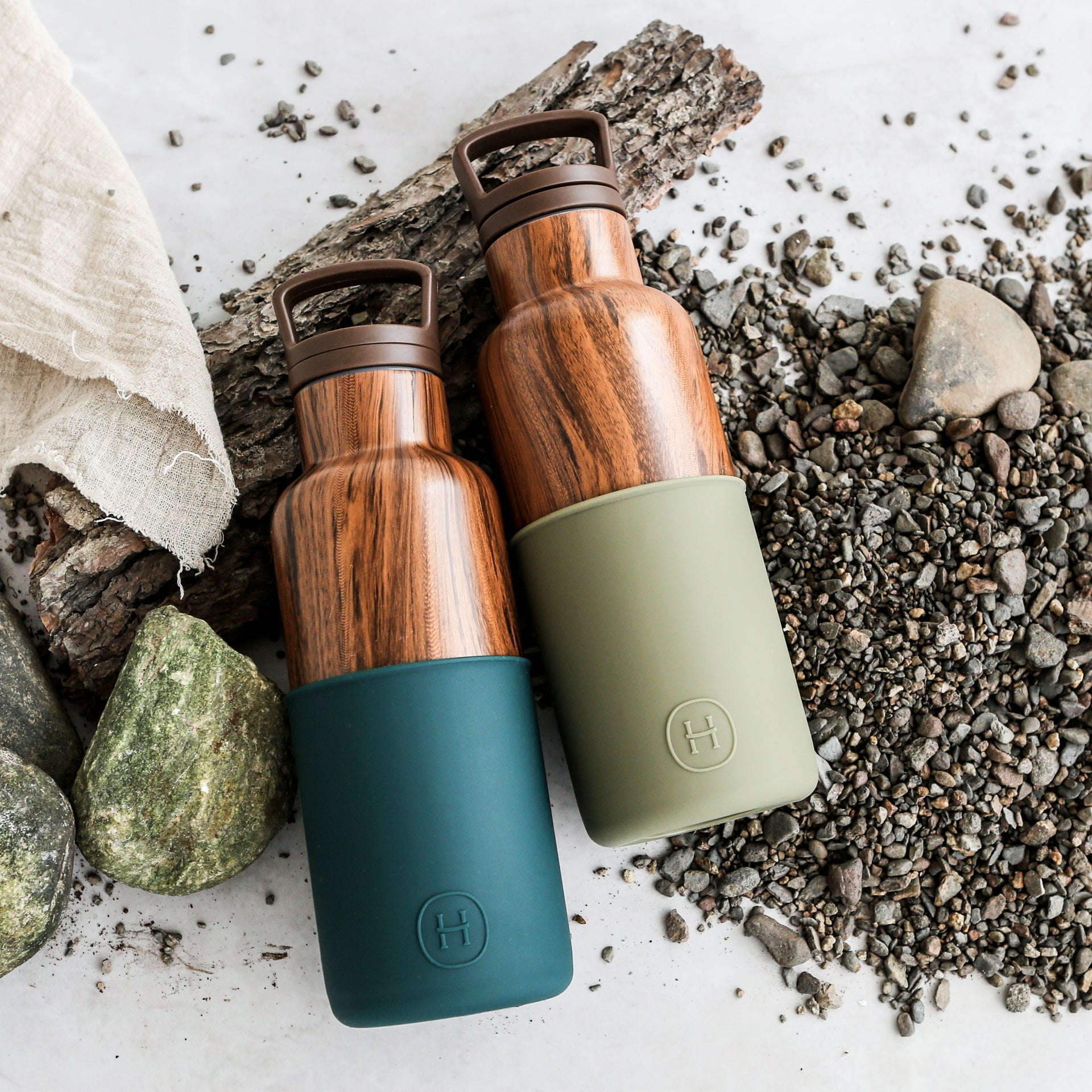 HYDY 16 oz wood grain bottle in peacock green, featuring a sleek design and durable construction.