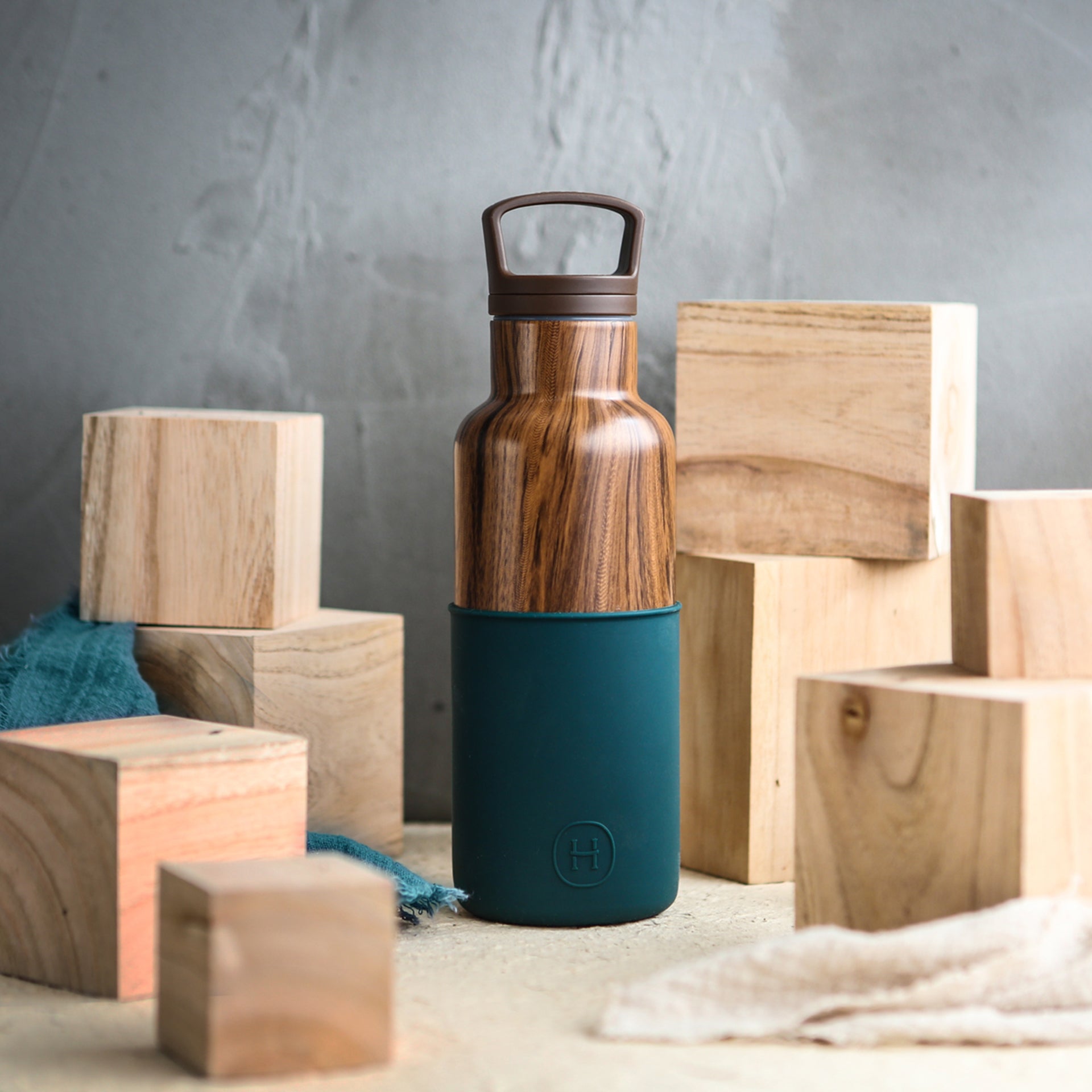 HYDY 16 oz wood grain bottle in peacock green with a sleek design, perfect for storing beverages or liquids.