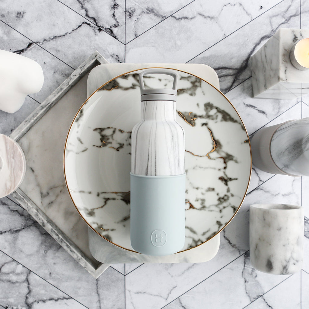White marble-patterned HYDY Cumulus 16 oz bottle with a sleek, modern design and secure lid.