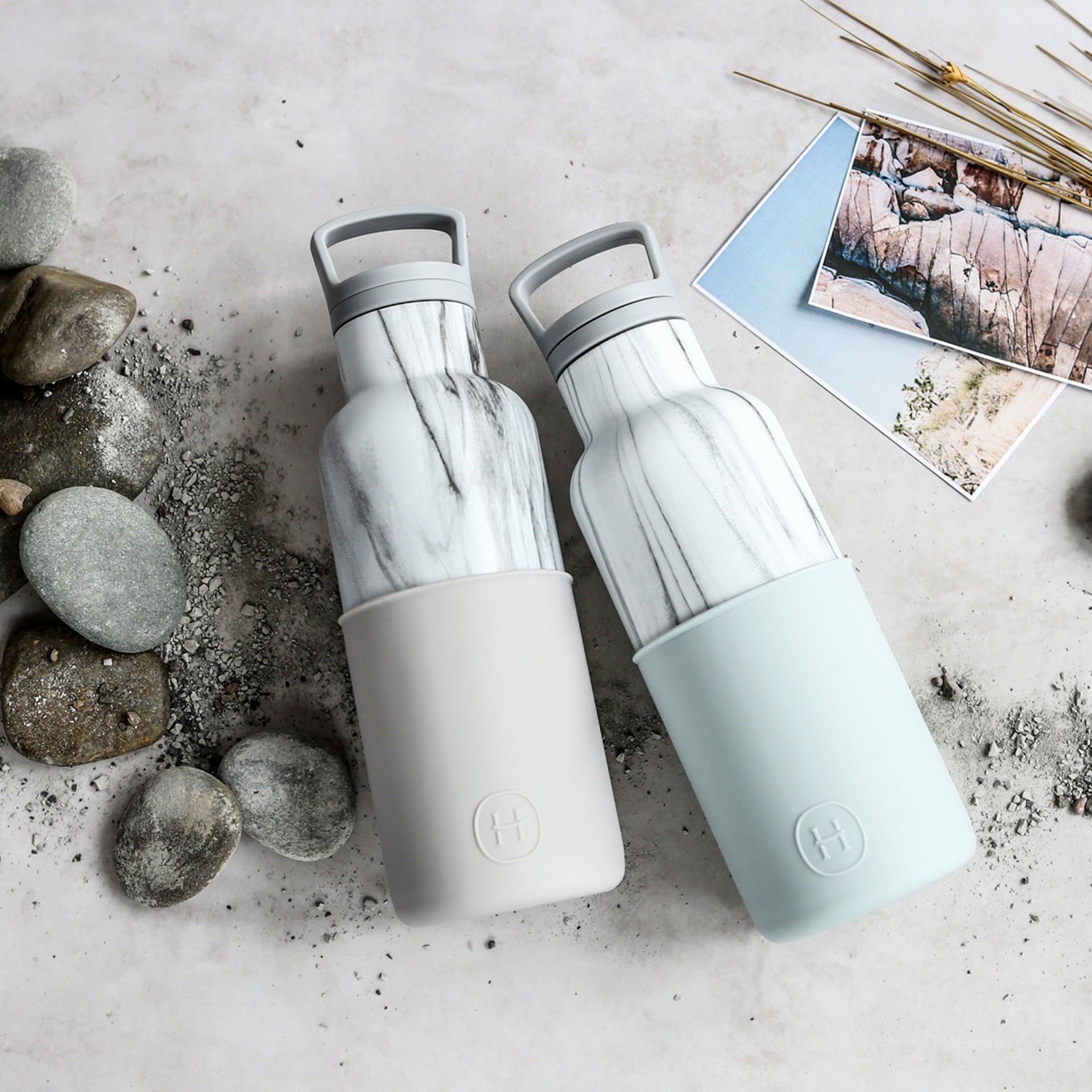 White marble and cloudy grey 16 oz HYDY bottle with a sleek design and durable construction, perfect for everyday use.