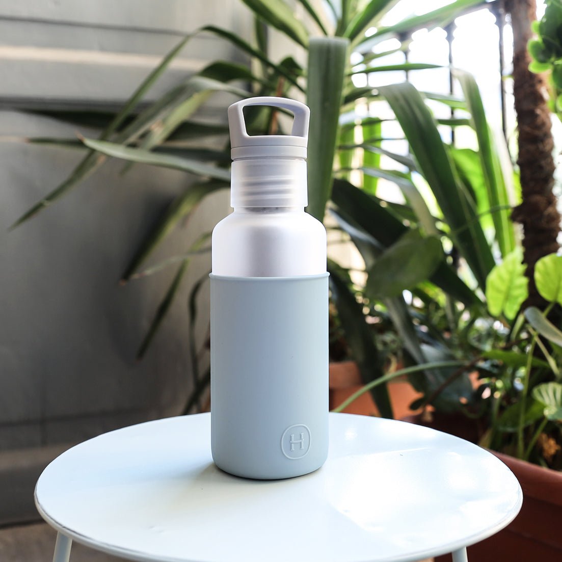 HYDY Misty-Cumulus 20 oz white bottle with a sleek, modern design and a secure lid, ideal for beverages or hydration.