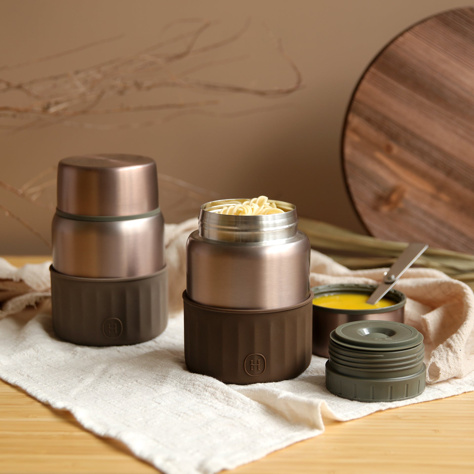 HYDY Metallic Fir Food Jar in Mocha color, 20 fl oz, with a sleek stainless steel design for keeping food fresh.