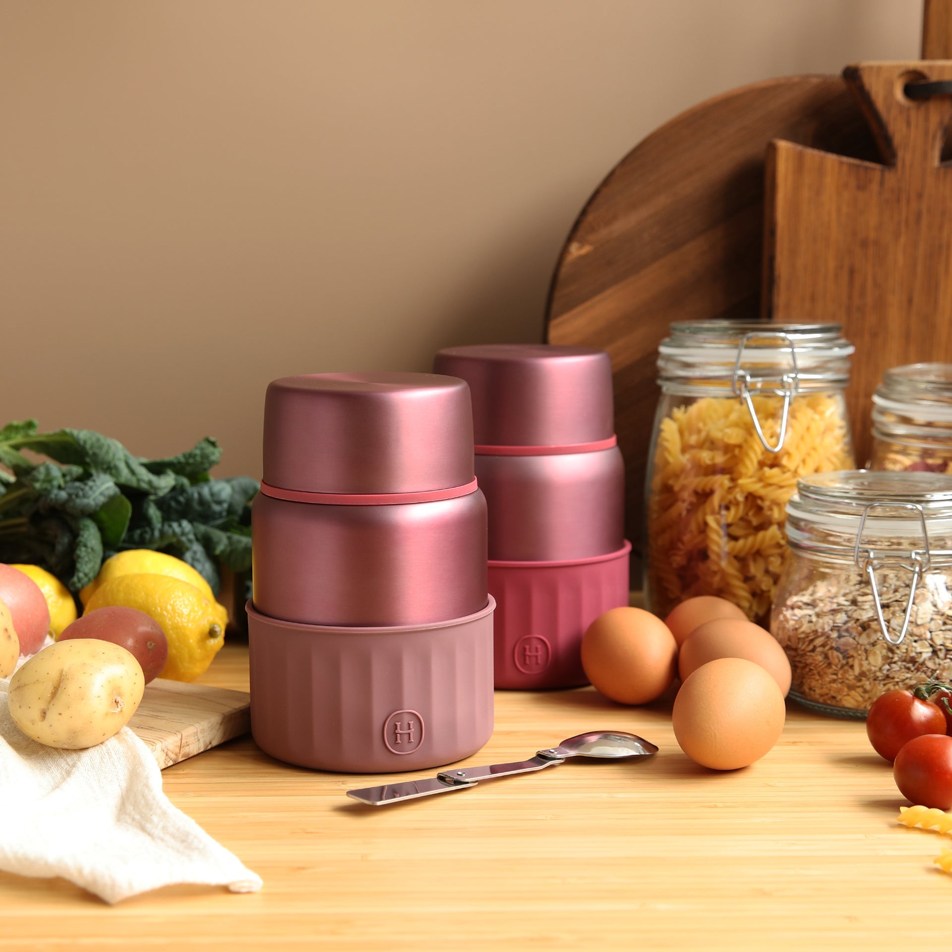 HYDY matte rose gold food jar in dusty rose, 20 fl oz, with a sleek design and secure lid for keeping food fresh.