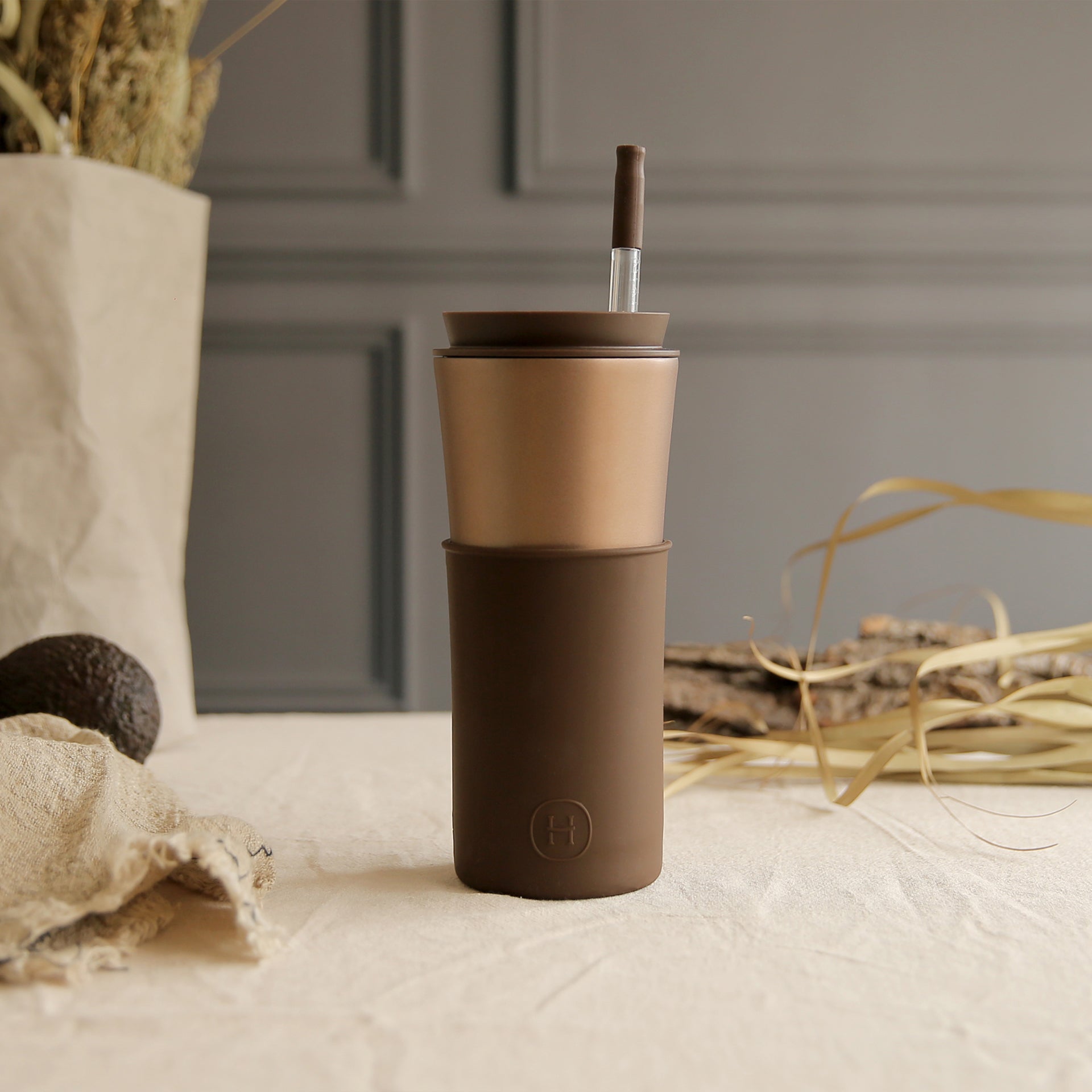 HYDY Cedar Mocha Travel Mug, 15 oz ceramic mug with a natural wood grain design and secure lid for hot beverages.