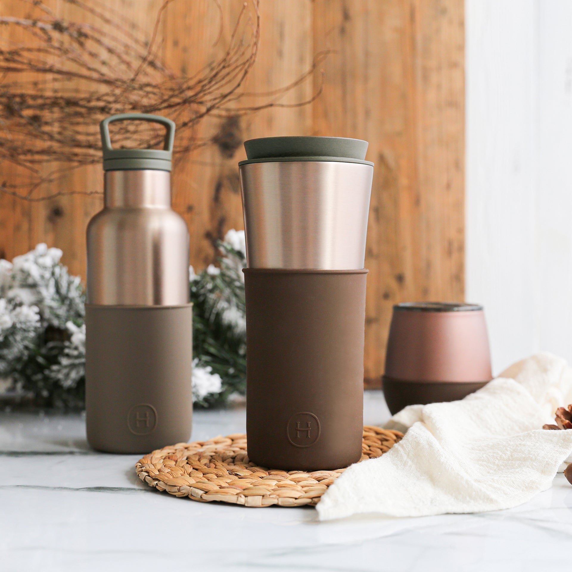 HYDY Metallic Fir Mocha 15 oz travel mug with a sleek metallic finish and ergonomic handle, designed for hot beverage on the go.