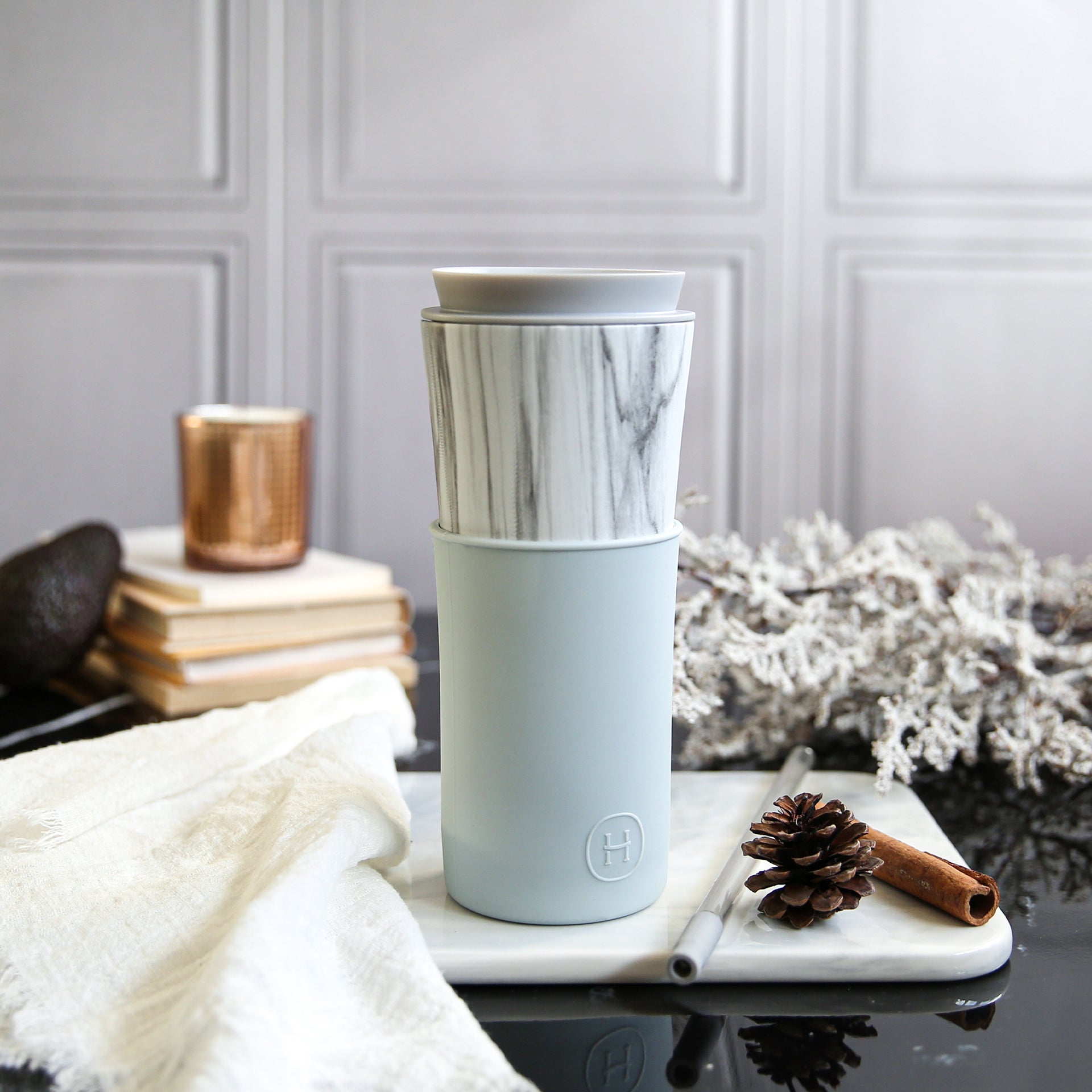 White marble HYDY Cumulus 15 oz travel mug with a sleek design and lid, perfect for on-the-go beverages.