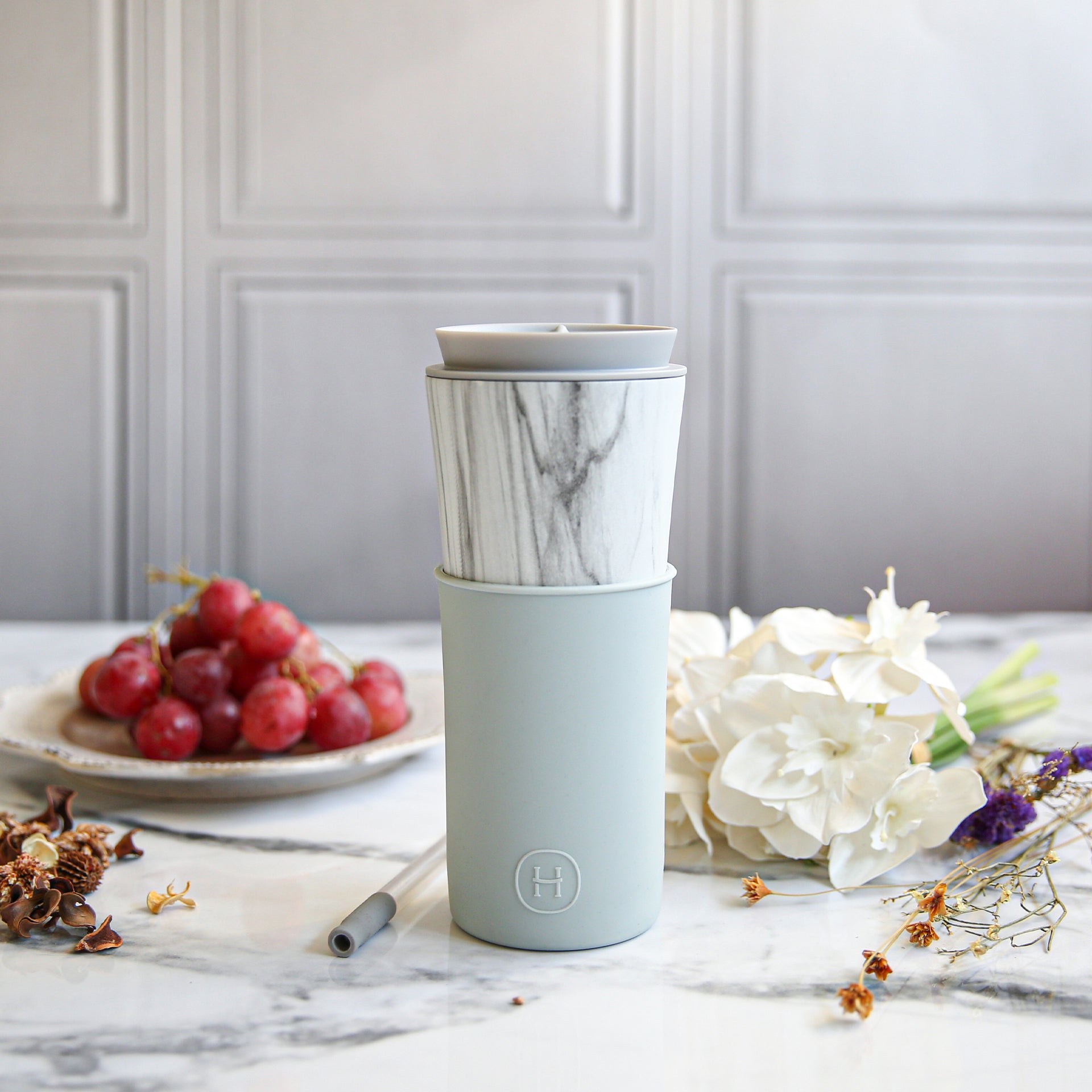 White marble HYDY Cumulus 15 oz travel mug with a sleek design and secure lid, ideal for on-the-go beverages.