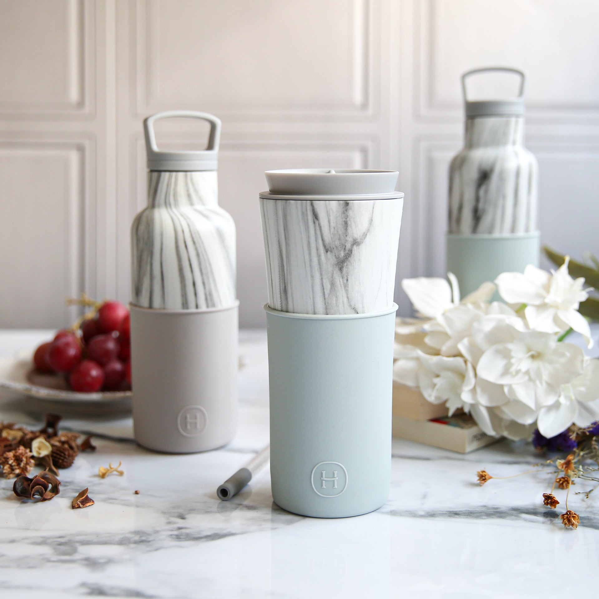White marble HYDY Cumulus 15 oz travel mug with a sleek design and stainless steel interior, ideal for hot and cold beverages