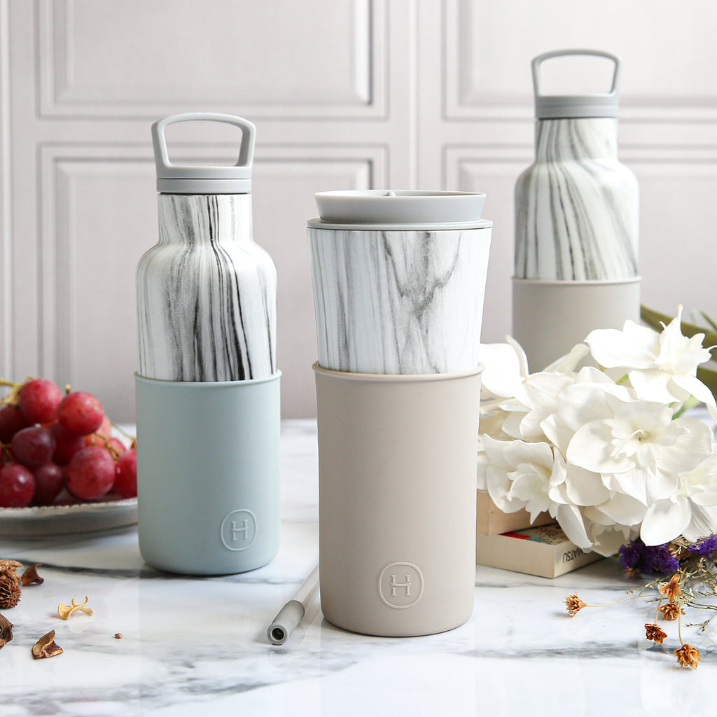 White marble HYDY travel mug with cloudy grey design, 15 oz capacity, featuring a sleek ceramic body and stainless steel lid.