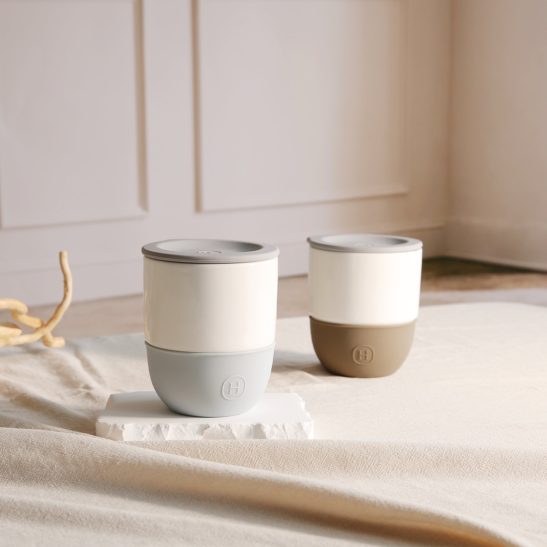 HYDY Cumulus ceramic tumbler mug with 10 fl oz capacity, showcasing a white cloud design on a smooth ceramic surface.