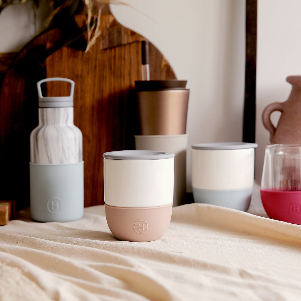 HYDY ceramic latte tumbler with 10 fl oz capacity, featuring a sleek design and comfortable handle for hot beverages.