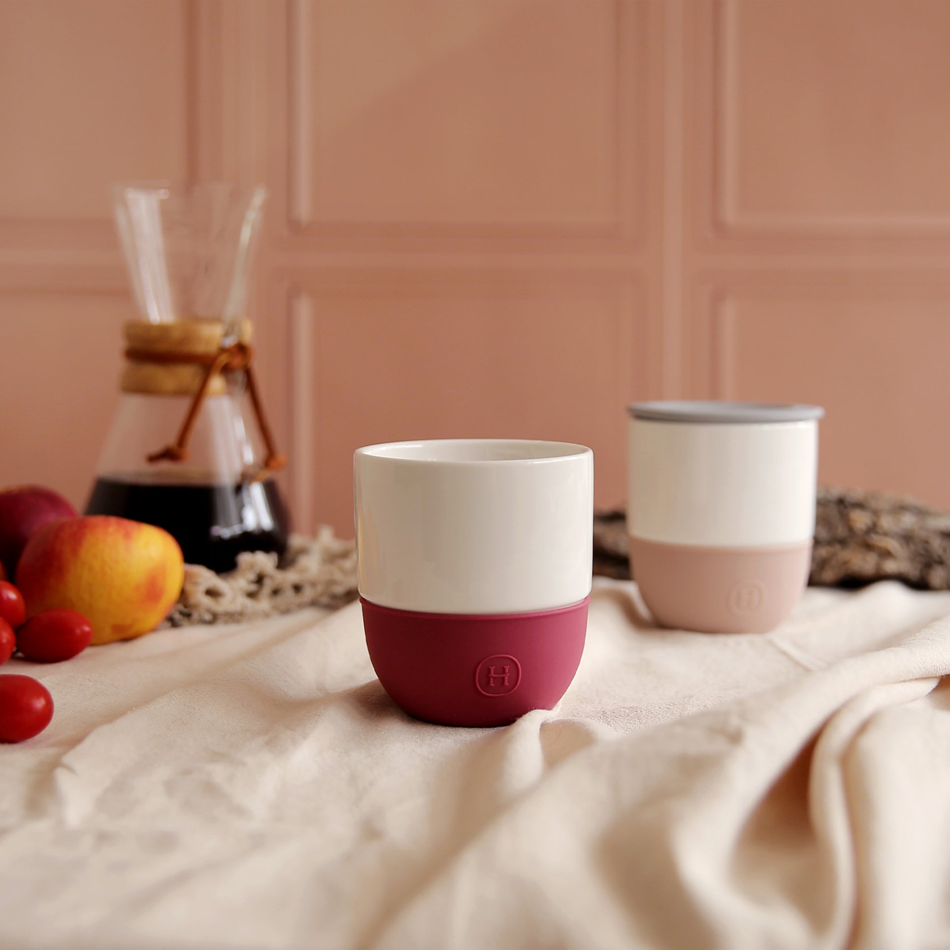 HYDY ceramic tumbler mug in sangria color, 10 fl oz, with a smooth finish and comfortable handle for hot and cold beverages.