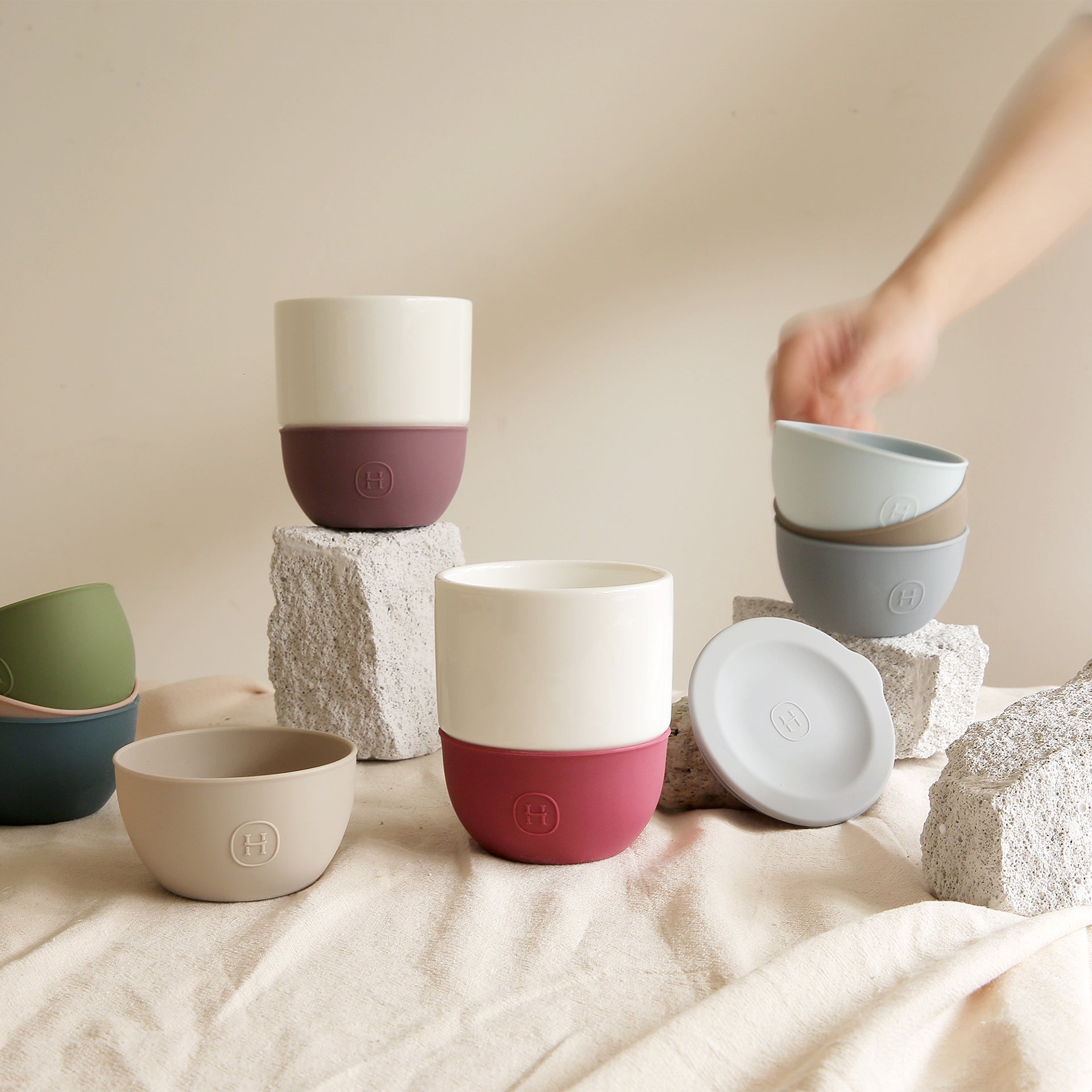 HYDY ceramic tumbler mug in sangria color, 10 fl oz, with a smooth finish and ergonomic handle.
