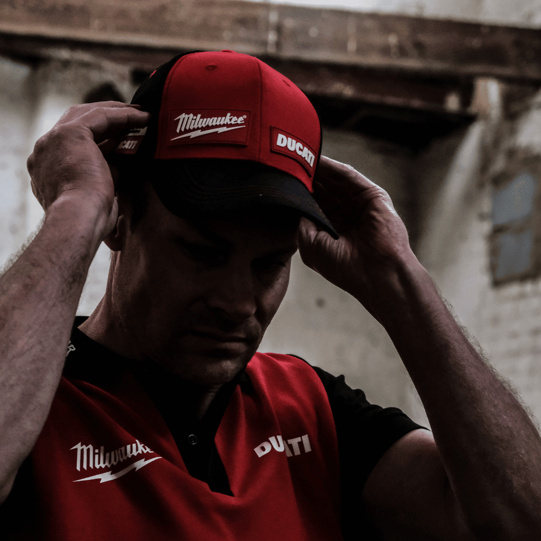Milwaukee Tools x Ducati Team-Wear trucker hat, baseball cap with logo, featuring motorcycle racing branding and stylish design.