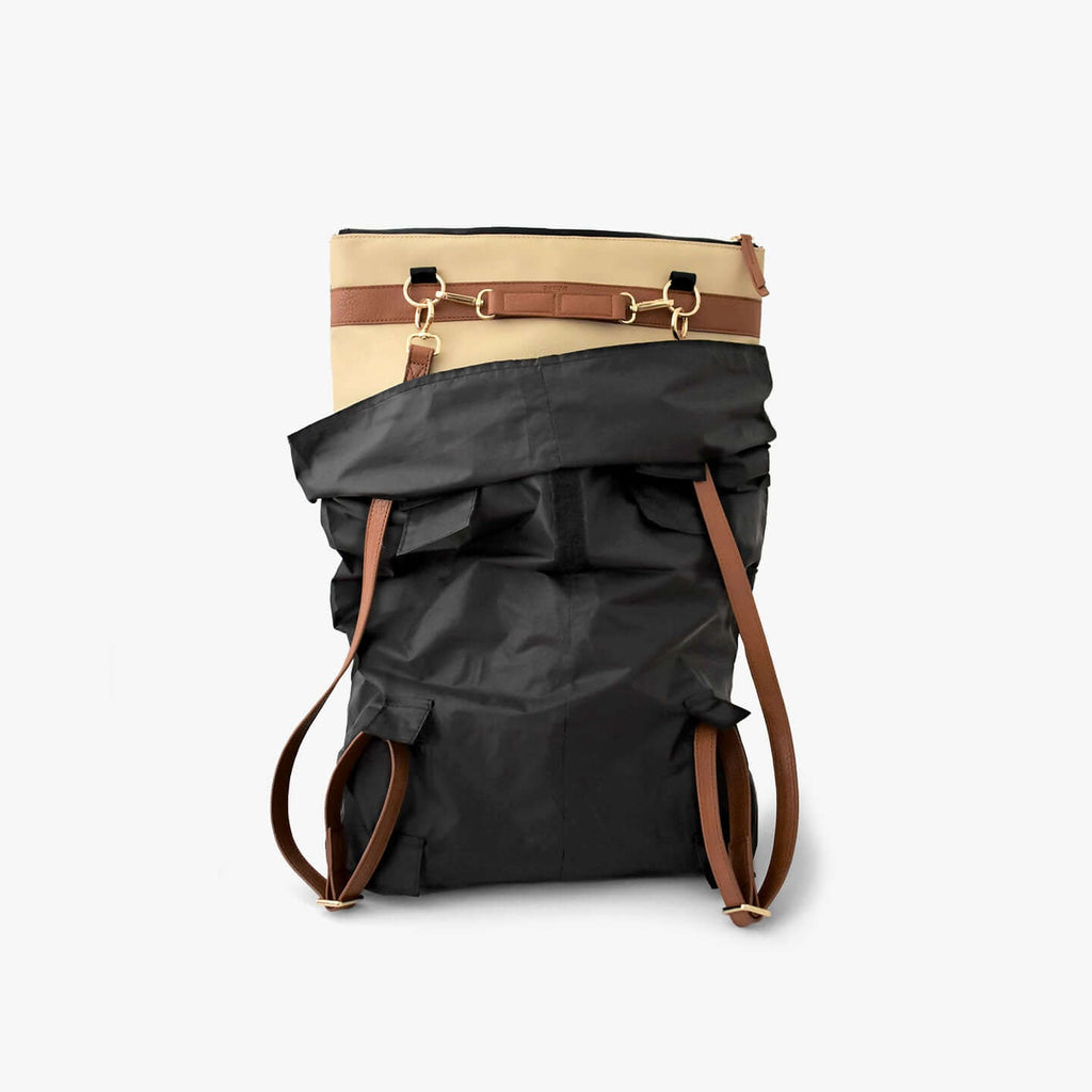 DRiiBE rain cover for DAKOTA bag, waterproof accessory protecting the bag from rain and moisture.
