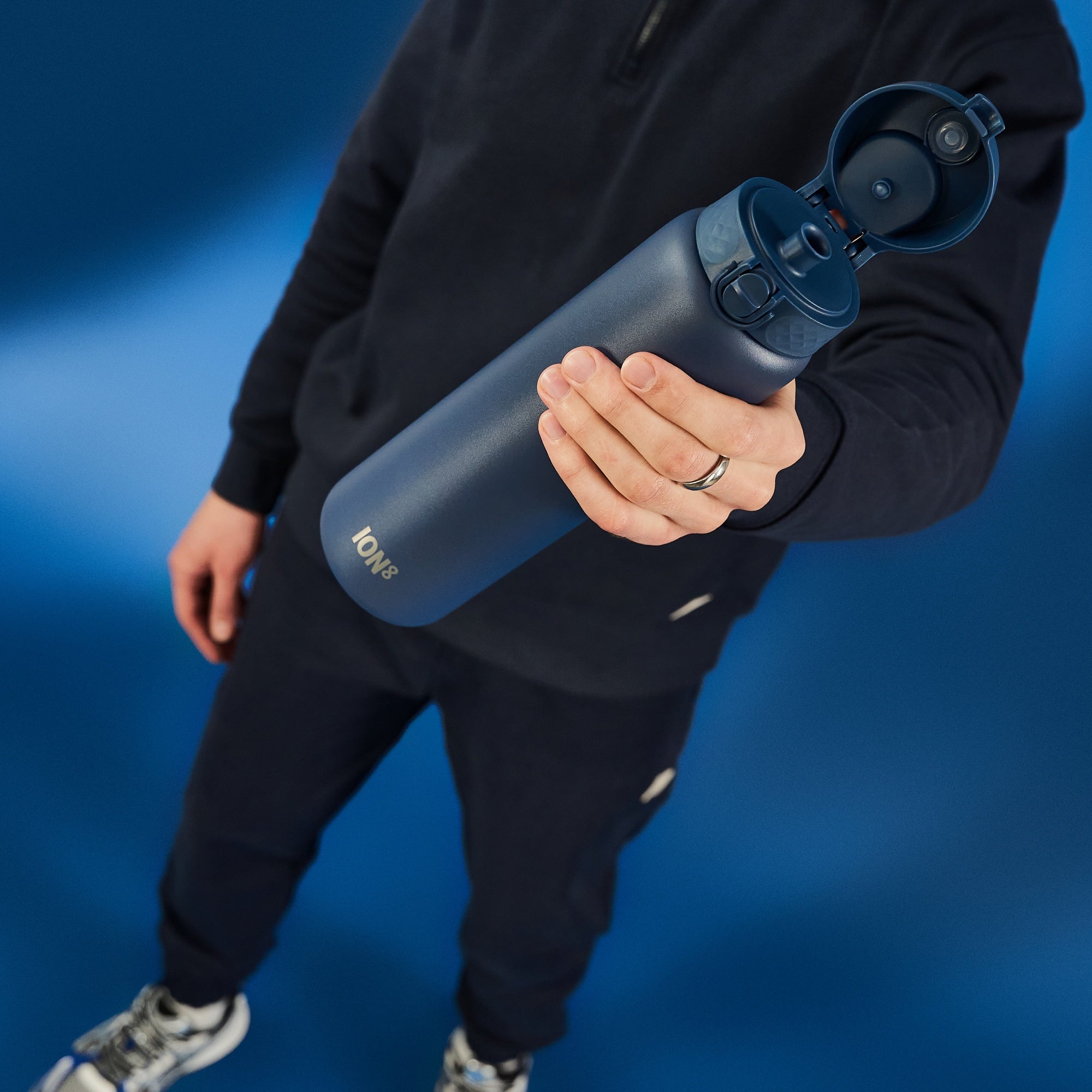 ION8 1L ash navy insulated leak-proof water bottle with thermal insulation, ideal for keeping drinks hot or cold.