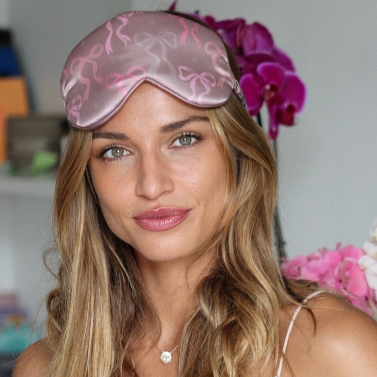 SMUG Cloud Padded Satin Sleep Mask in Mocha Bows Print, featuring a soft, cloud-like design for comfortable sleep.