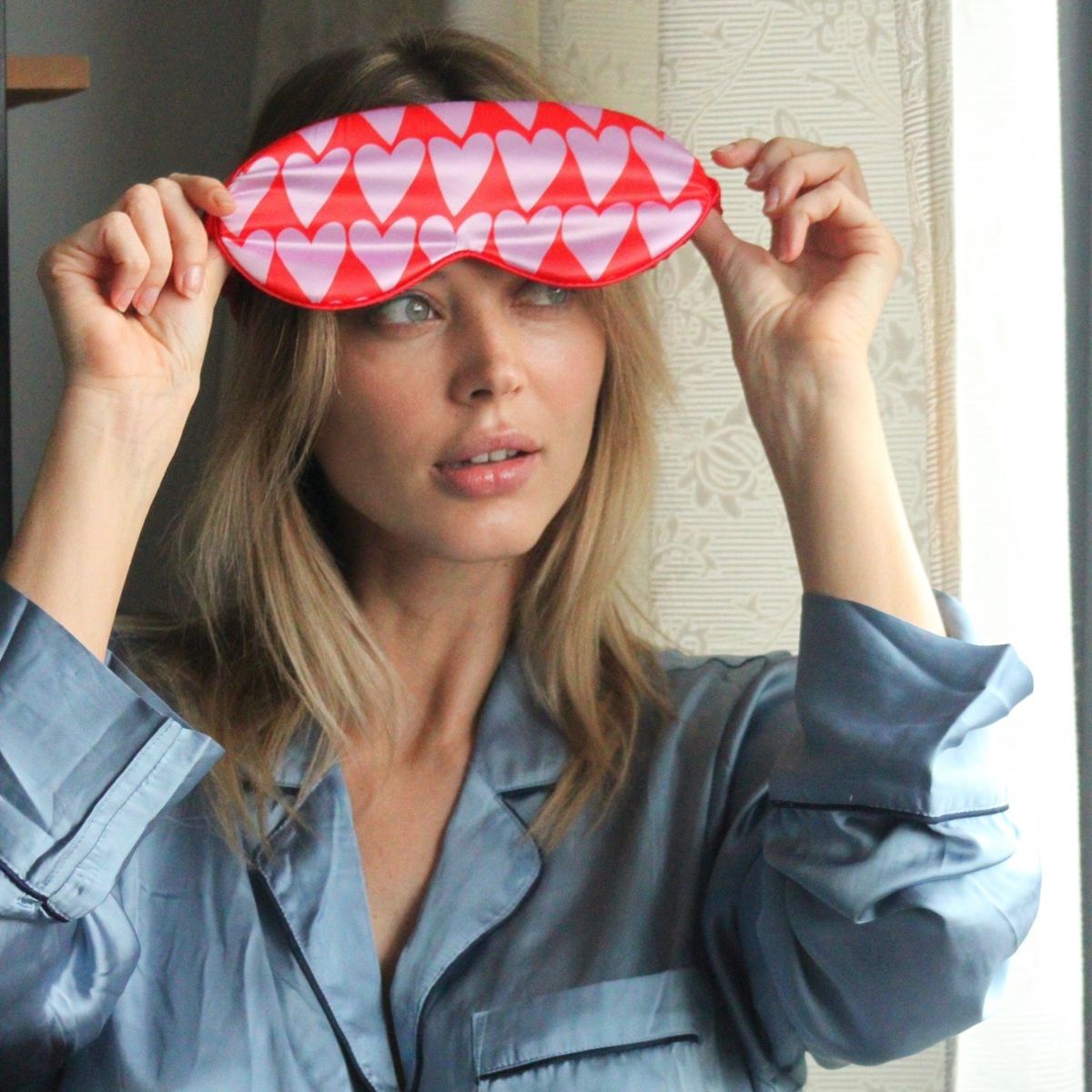 SMUG satin sleep mask with longheart print, soft fabric for comfortable eyelash sleep and relaxation.