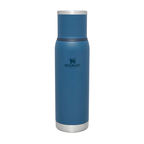 Stanley Adventure To Go 0.75L water bottle in square design with lid, made for outdoor hydration and durable use.