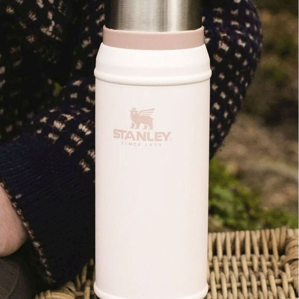 Stanley Legendary Classic 0.75L insulated thermal water bottle in ash color with a sleek design and secure lid.