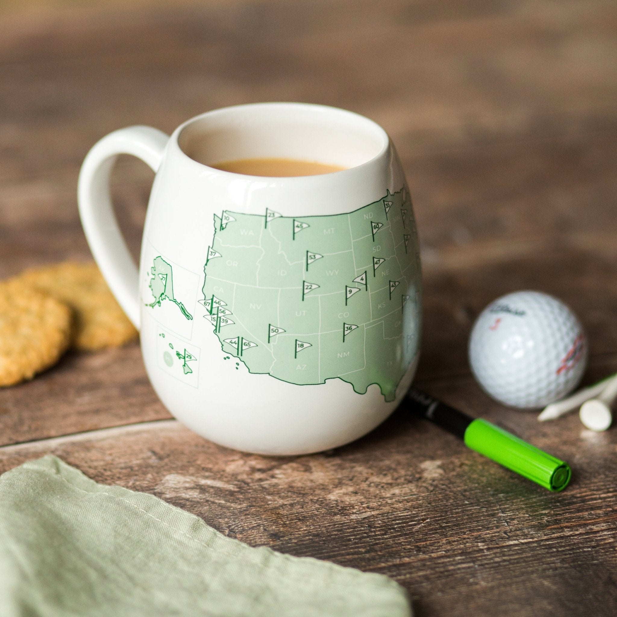 Trouvaille US Golf Courses Color-In Mug featuring a golf-themed design on the left side, perfect for coloring and relaxation.